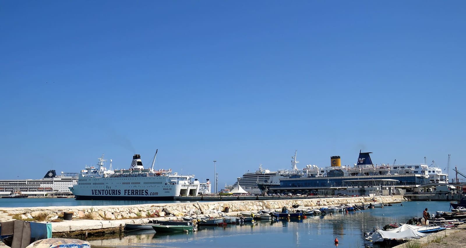 i traghetti per la Grecia e l'Albania ormeggiati al porto di Bari