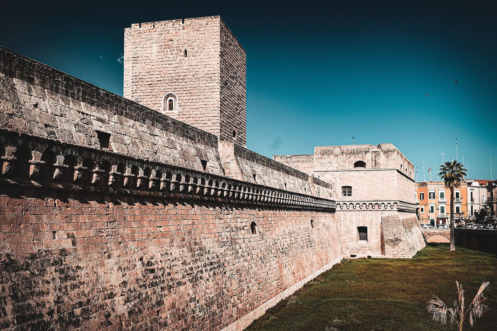 il Castello Normanno-Svevo, con il fossato e la torre
