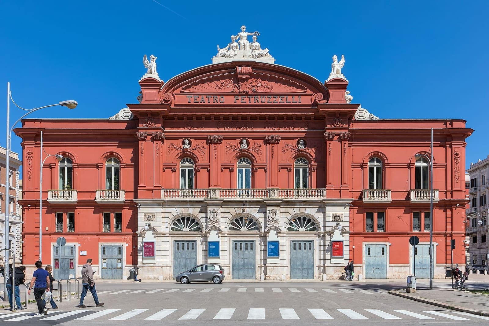 la facciata del Teatro Petruzzelli