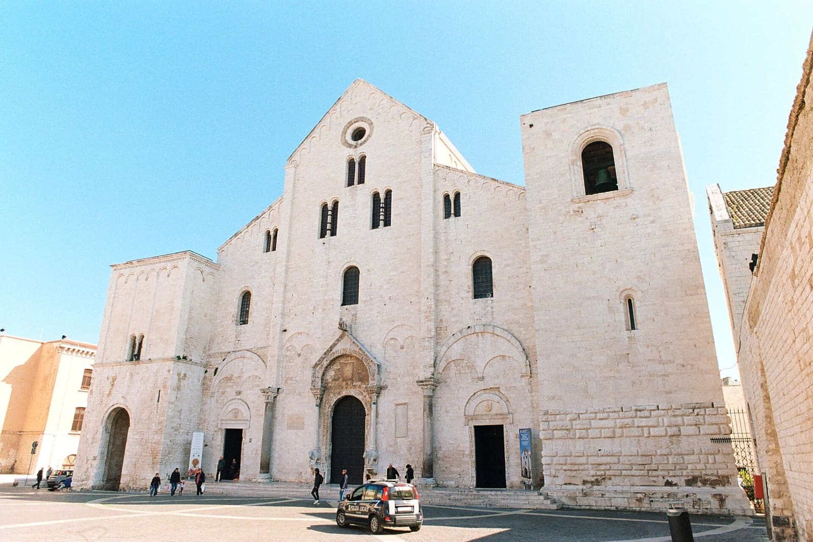 la facciata della basilica di San Nicola, fra le due torri