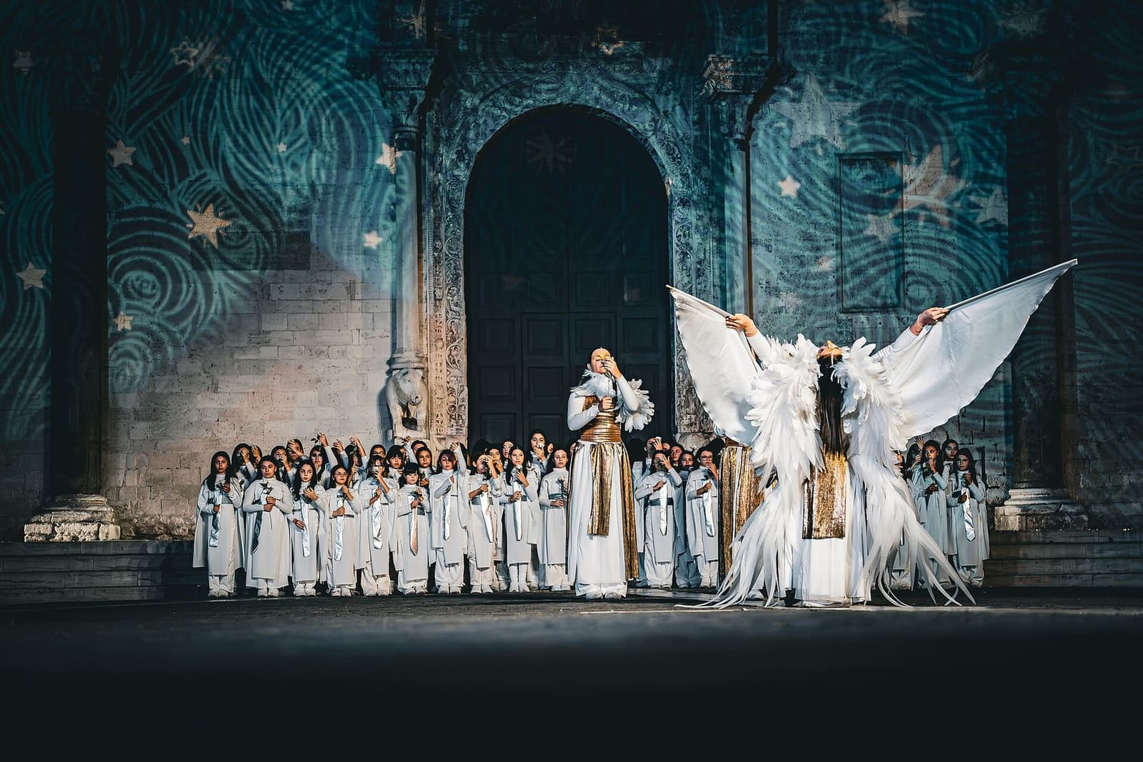 uno spettacolo davanti alla basilica, la sera del 7 maggio, per la festa di San Nicola