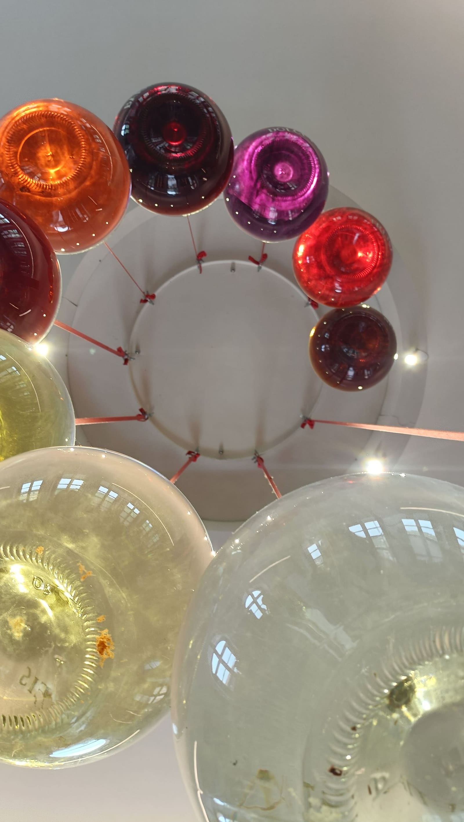 le sfere di vetro con i colori del vino, appese in una sala del WiMu