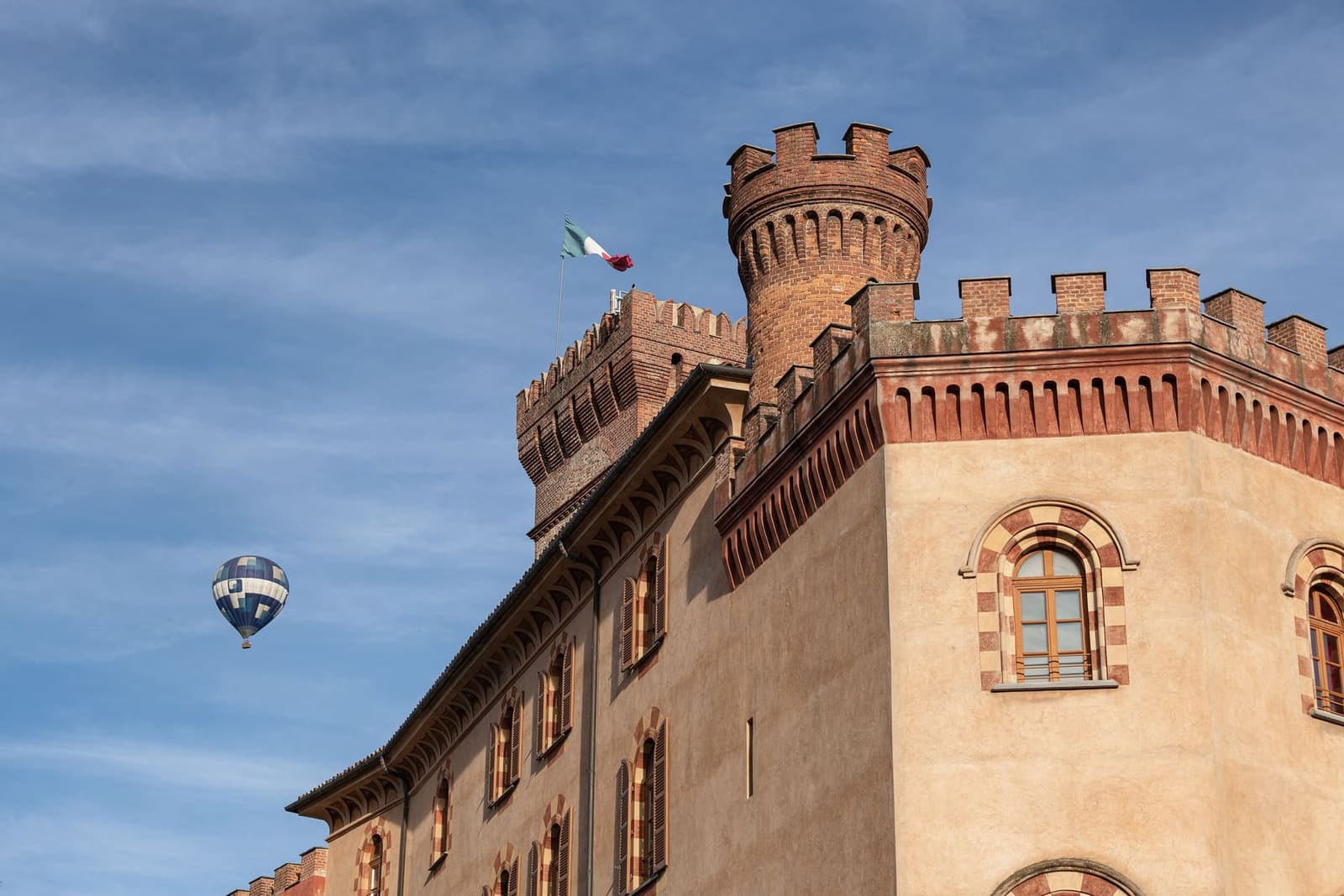 le torri del castello contro il cielo, con una mongolfiera che passa