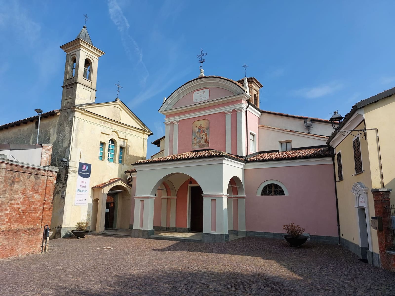 Piazza Falletti con Sant'Agostino e il suo campanile a sinistra e San Donato al centro