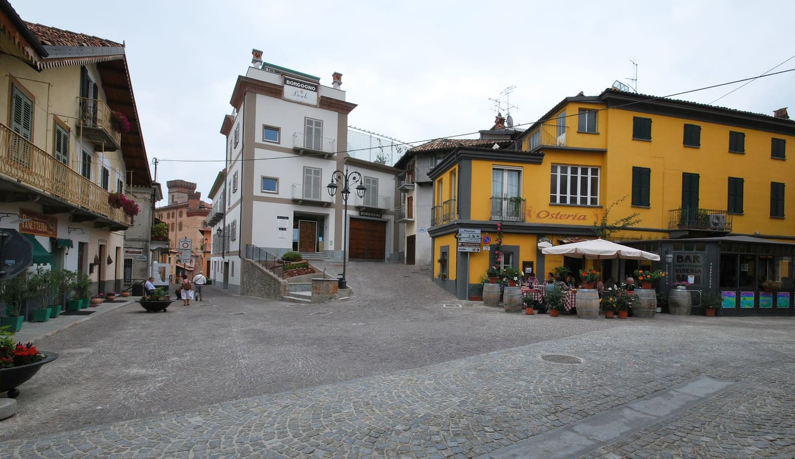 Piazza Municipio, lastricata, con l'osteria nella casa gialla