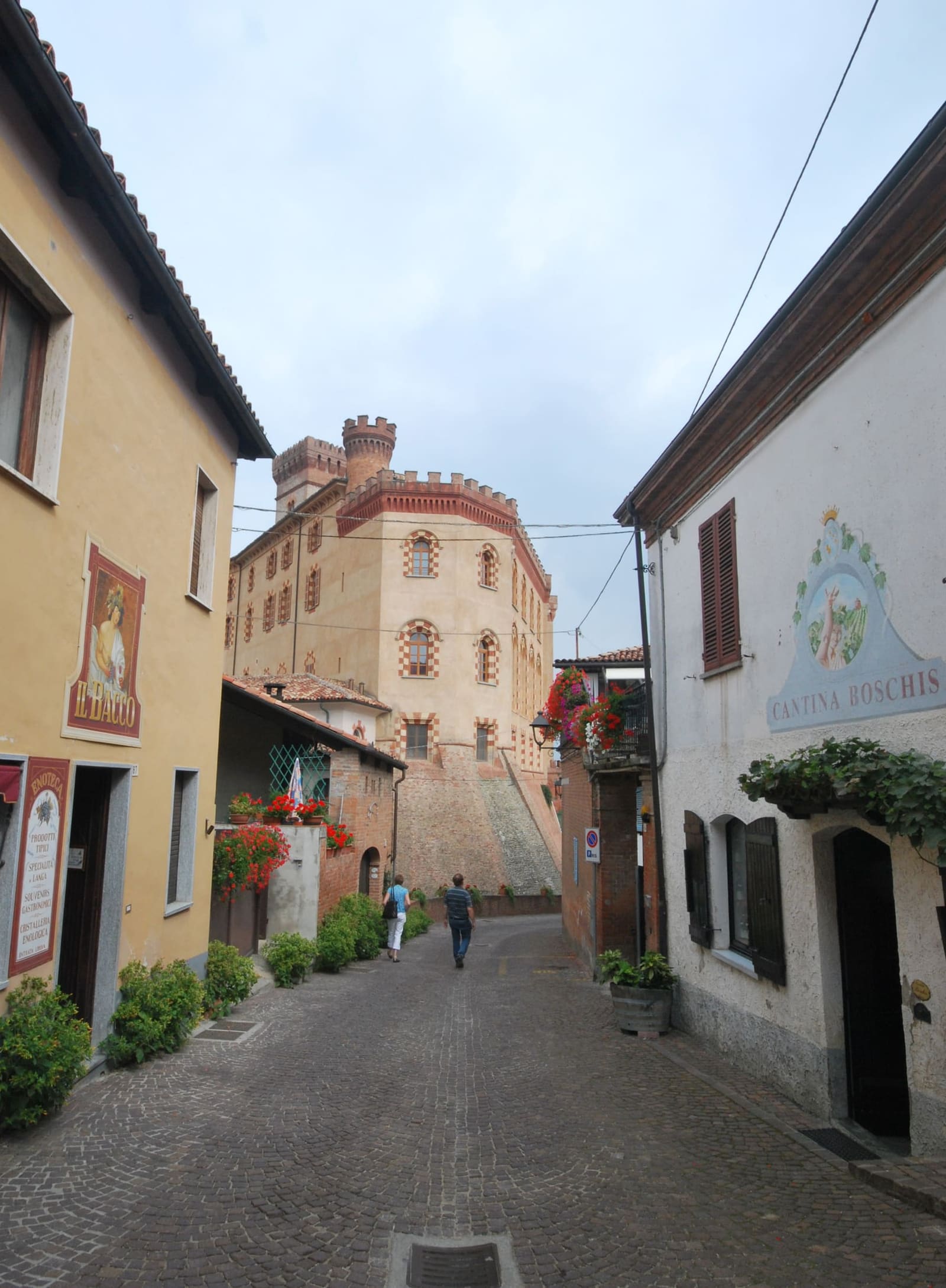 via Roma che sale verso il castello, con le case basse ai due lati