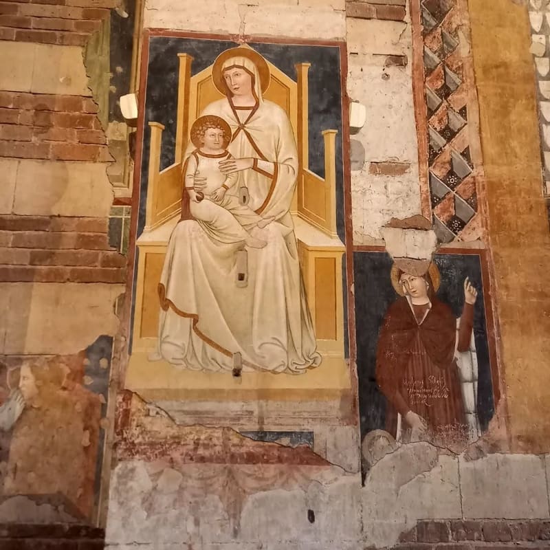 la Vergine con il Bambino in trono, e a destra un santo su cui si leggono i nomi graffiti dei visitatori