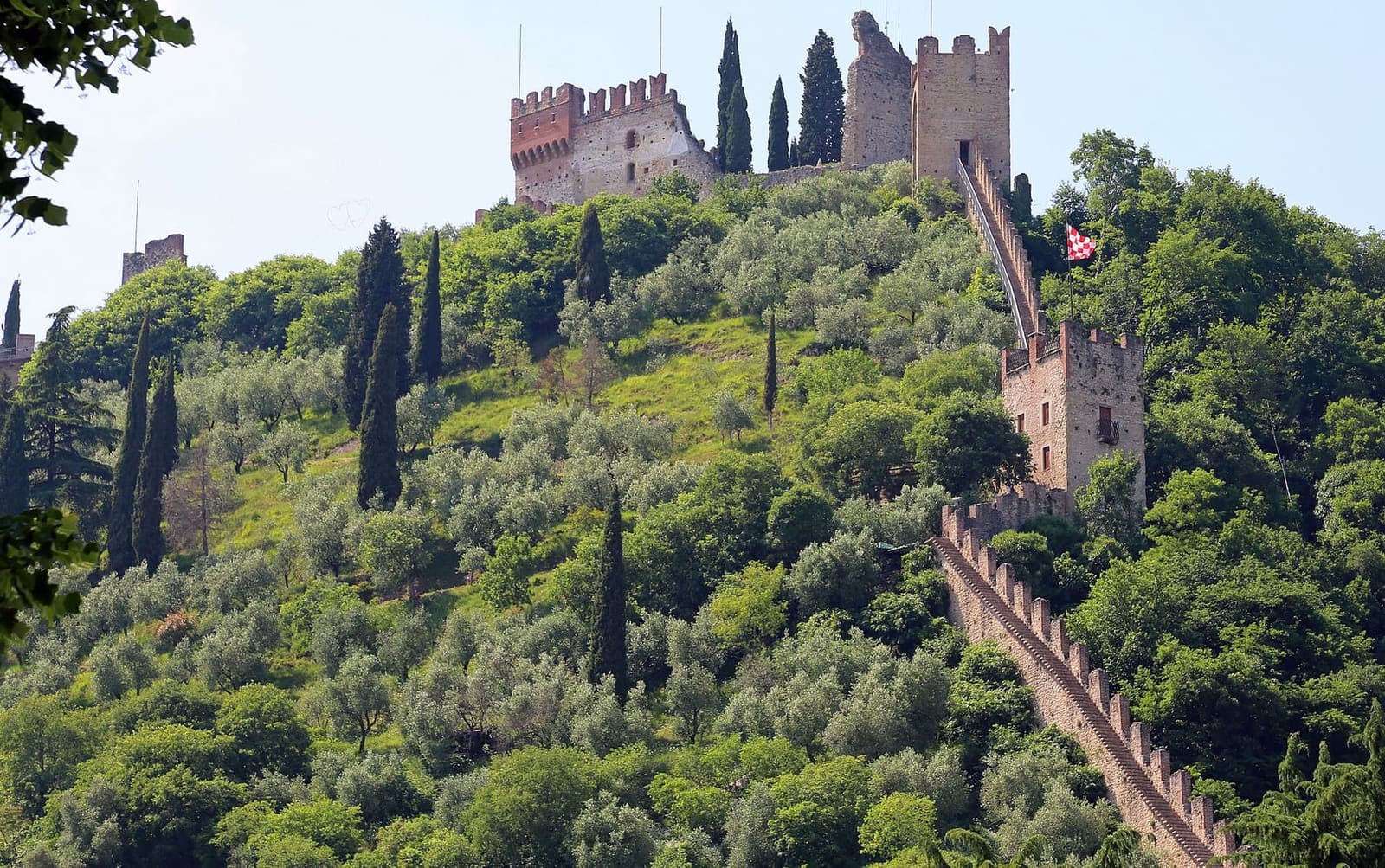 il Castello Superiore di Marostica e le mura sulla collina degli ulivi, in maggio