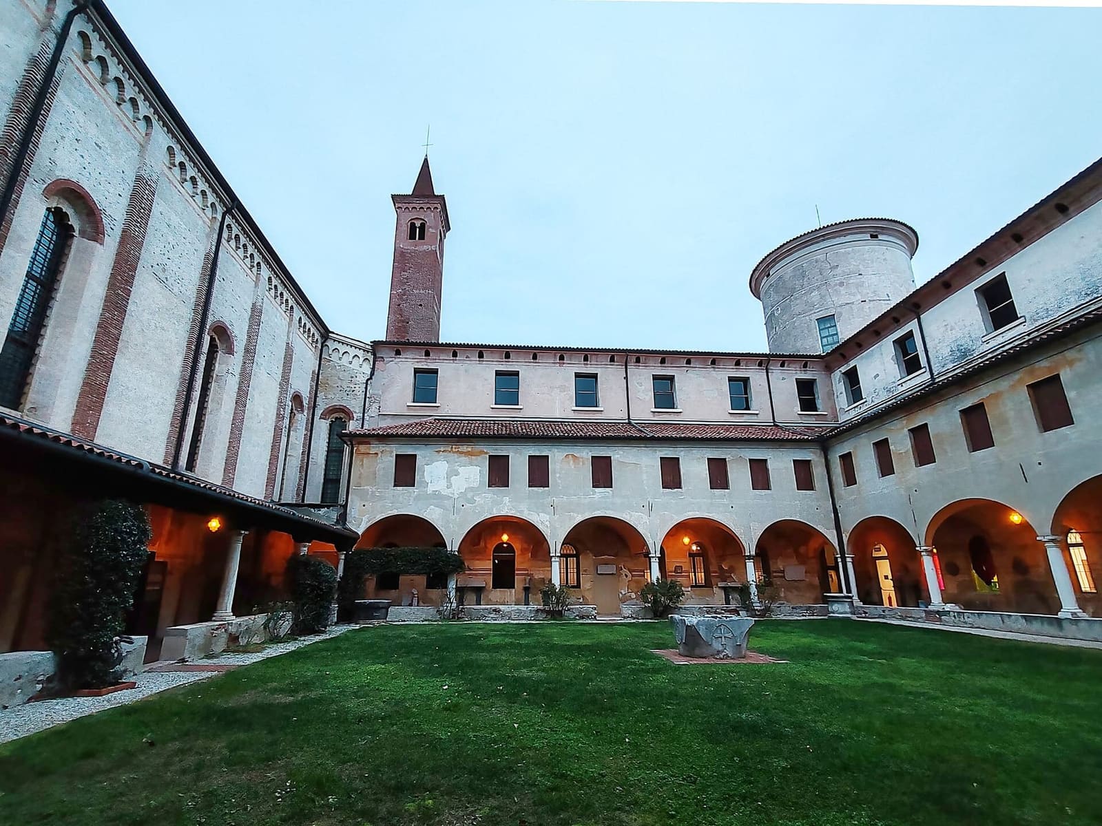 il chiostro del Museo Civico, nel vecchio convento di San Francesco