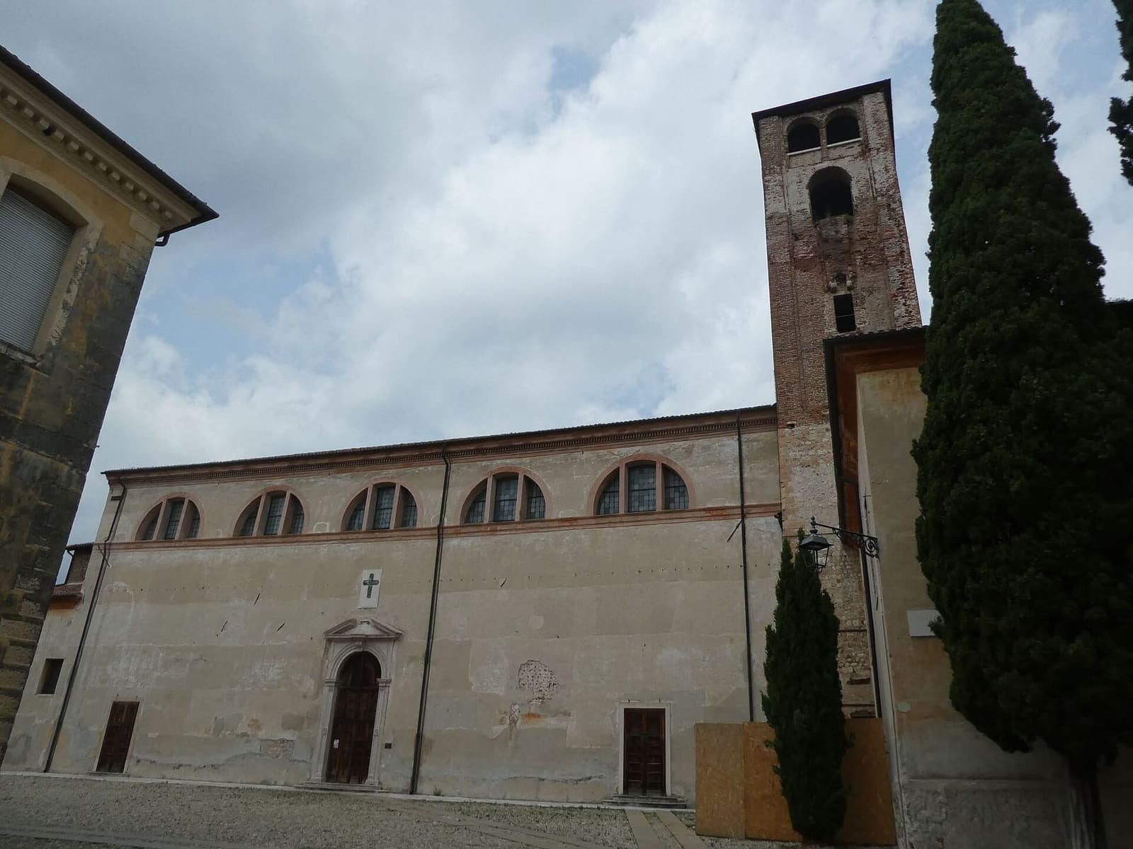 il Duomo di Santa Maria in Colle con il campanile, dentro le mura del castello