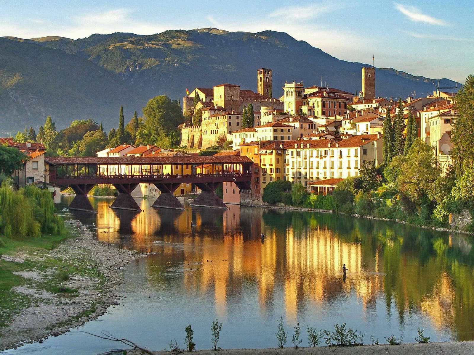 il Ponte Vecchio e le case sul Brenta nella luce della sera, in agosto