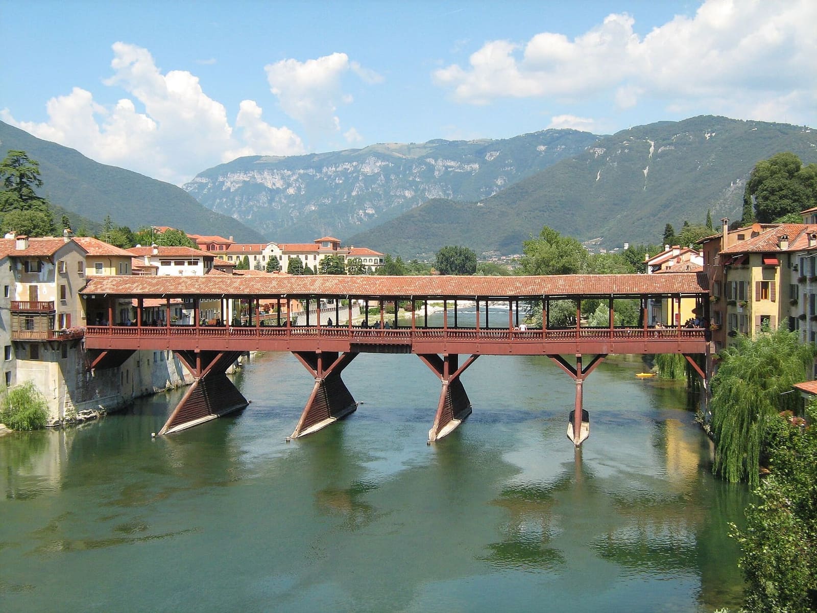 il Ponte Vecchio sul Brenta, con le montagne all'imbocco della Valbrenta, in un pomeriggio d'agosto