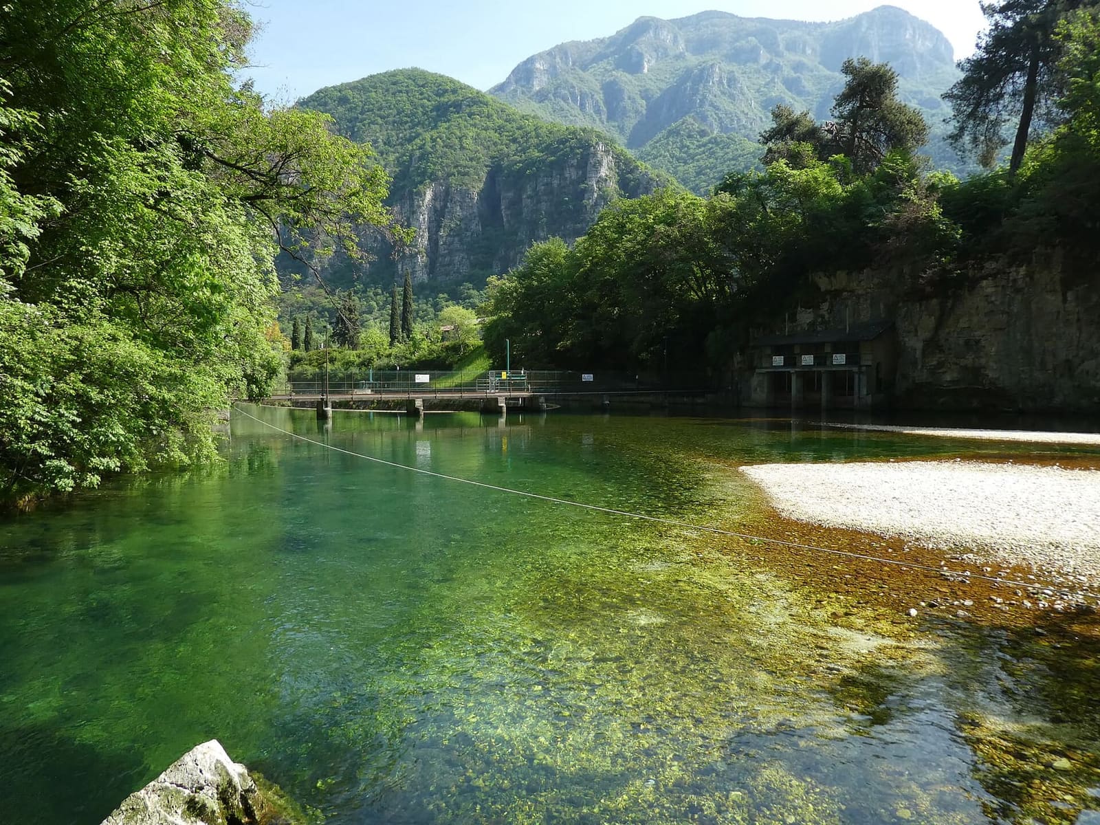 l'acqua verde del Parco delle Grotte di Oliero, in Valbrenta, in una mattina di maggio
