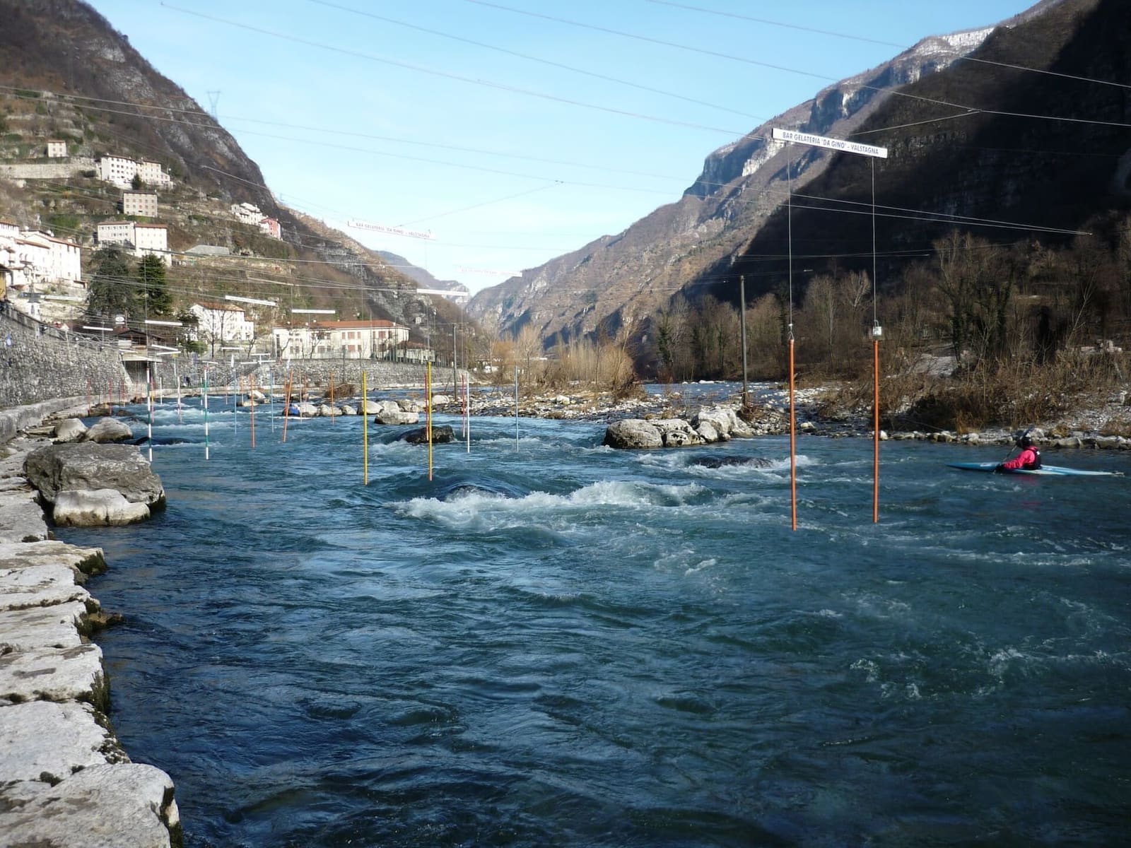 il percorso di canoa slalom sul Brenta a Valstagna, in un giorno di gennaio