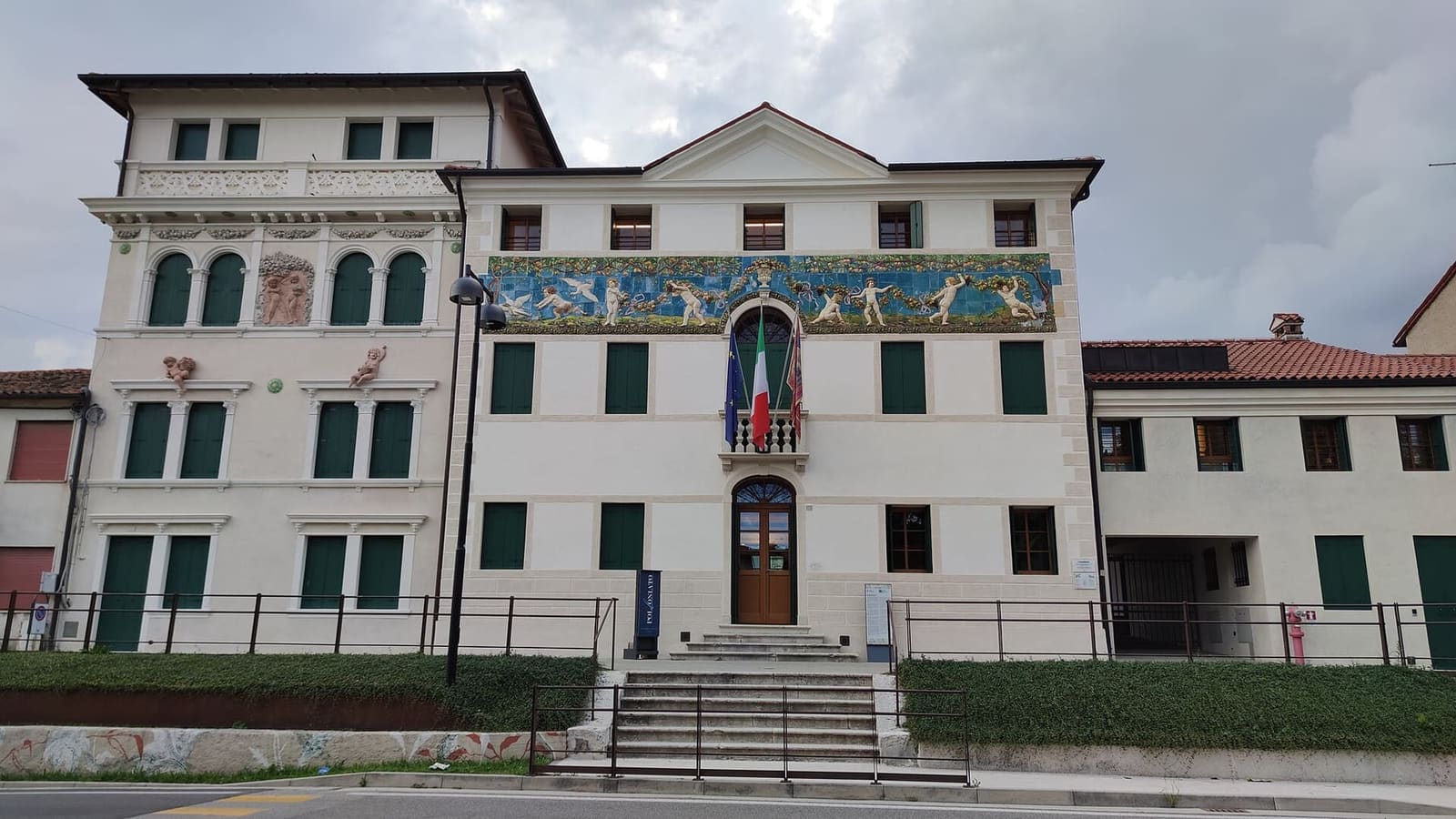 Palazzo Baccin a Nove, il paese della ceramica, con il fregio dipinto in facciata