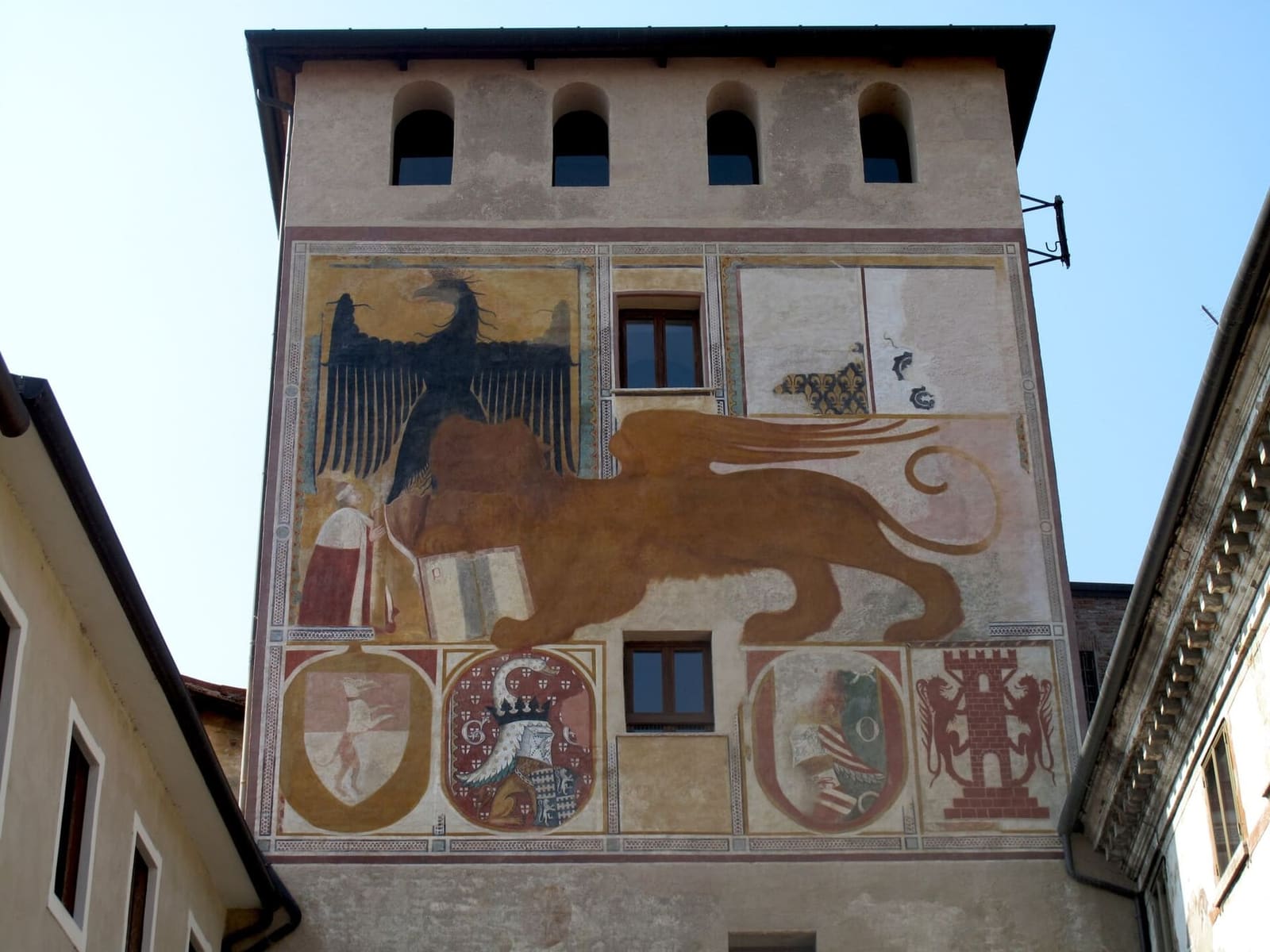 Porta Dieda, con il leone di San Marco e gli stemmi dipinti