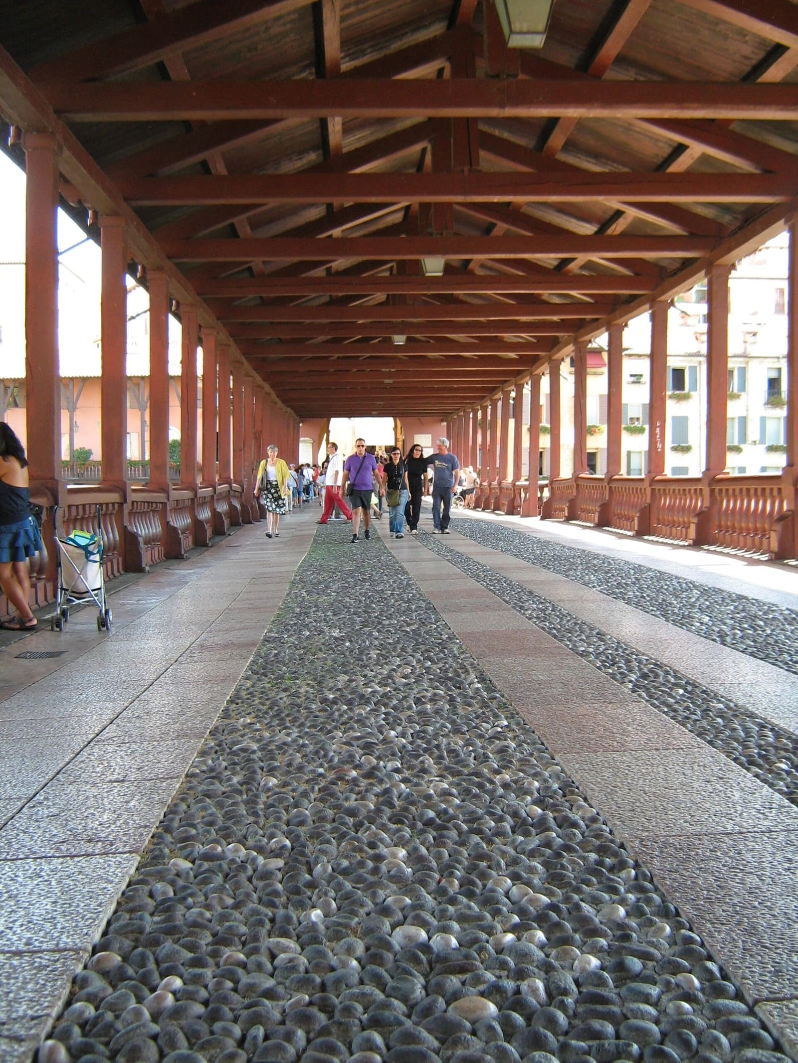 sotto la copertura di legno del Ponte Vecchio, sul selciato di ciottoli