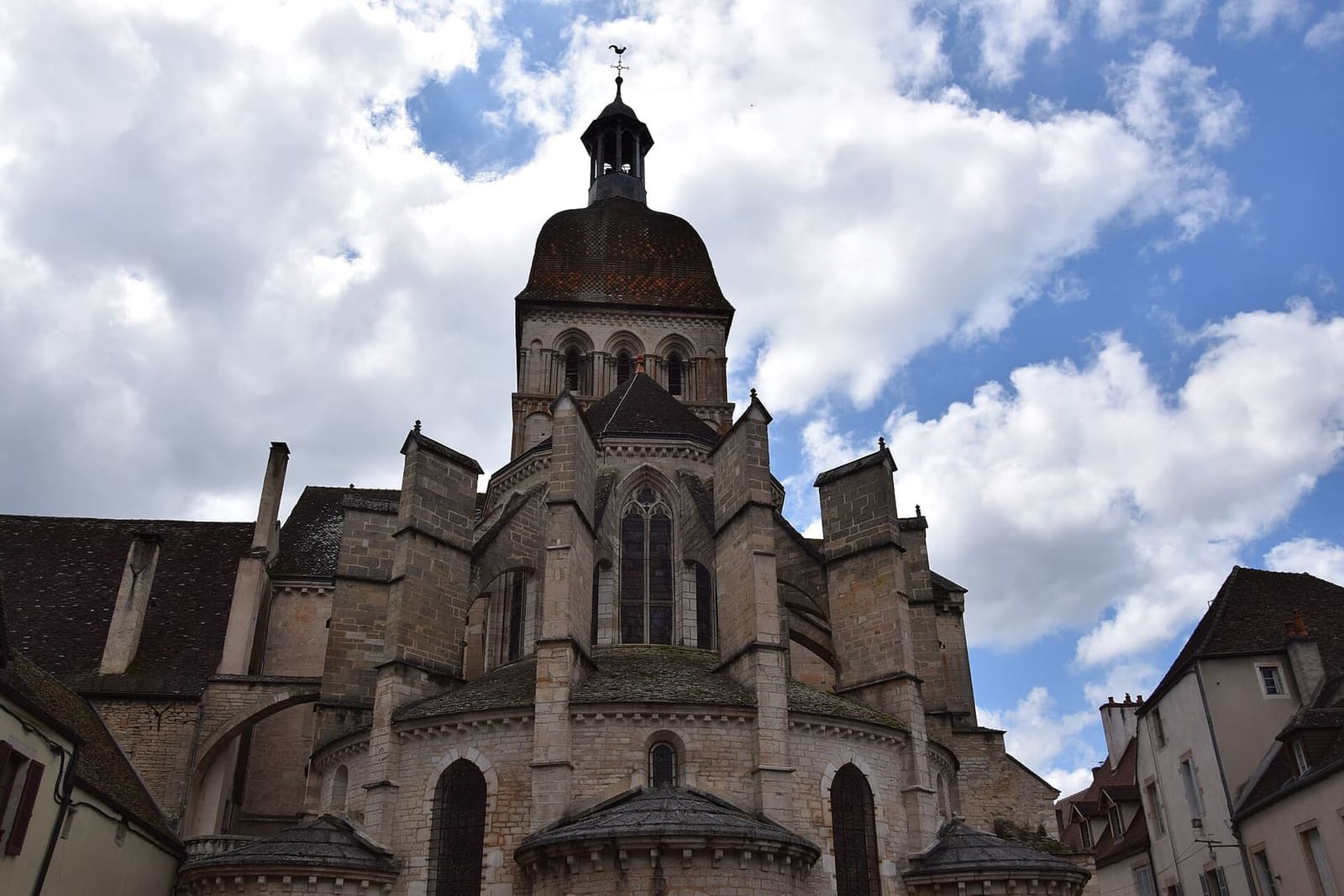 l'abside della collegiata di Notre-Dame con il campanile
