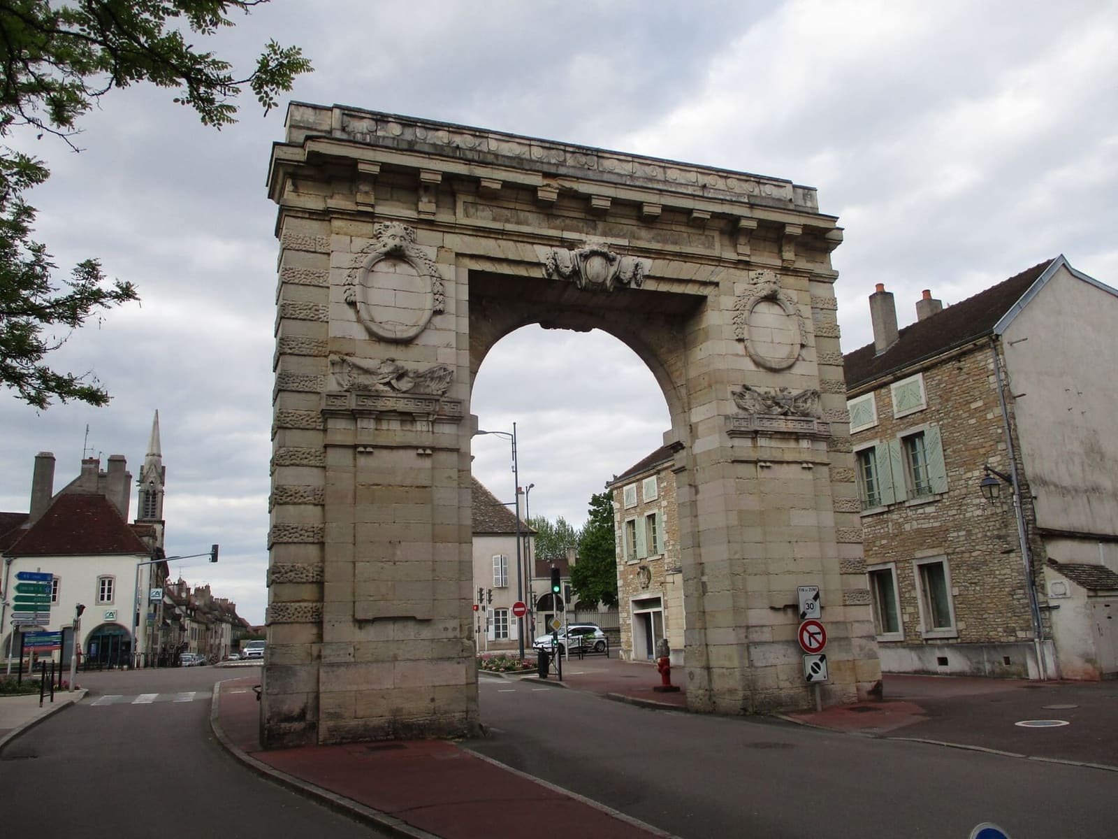 la Porte Saint-Nicolas, l'arco in mezzo alla strada per Digione