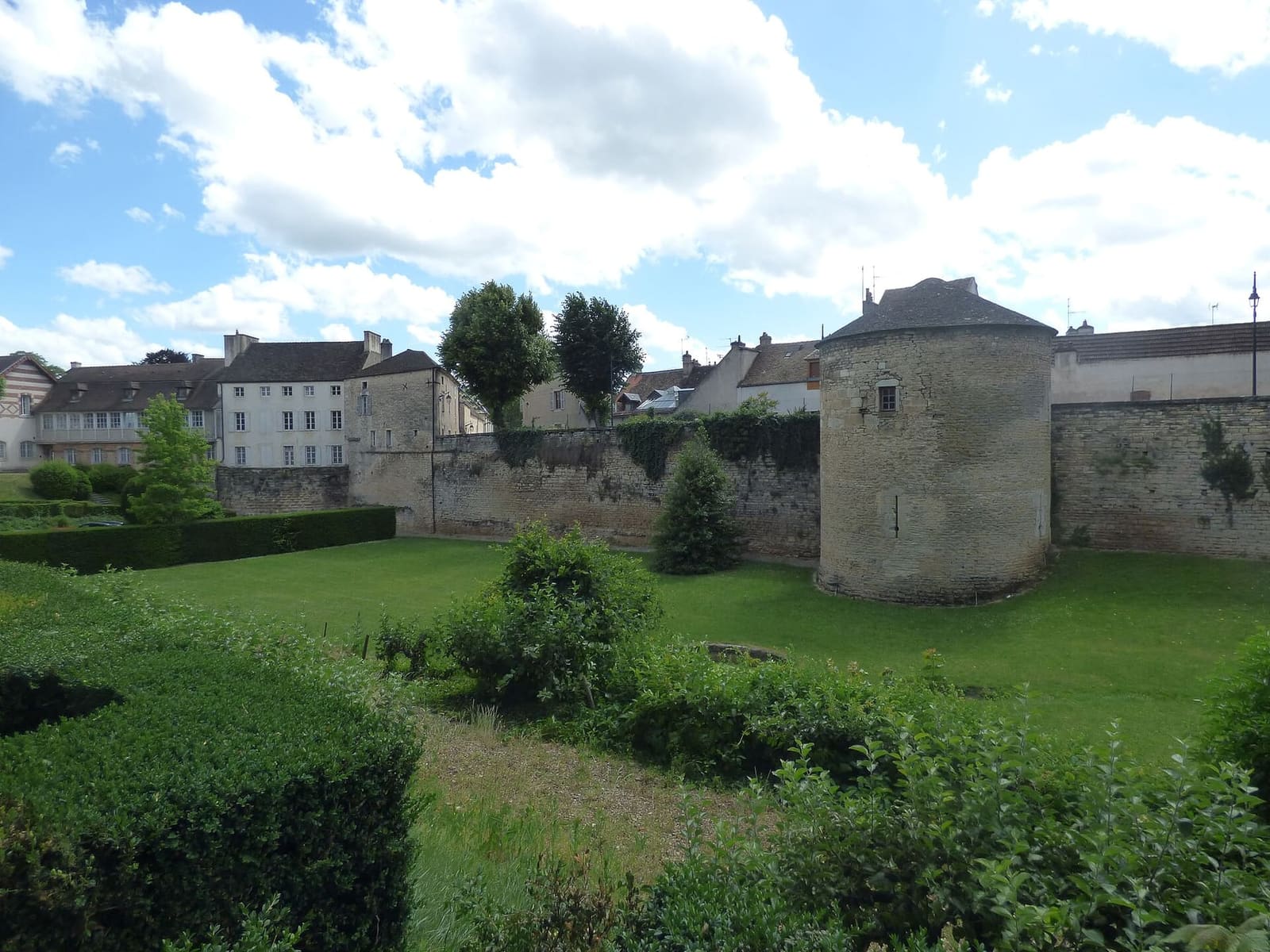 la Tour Blondeau sopra il fossato verde delle mura