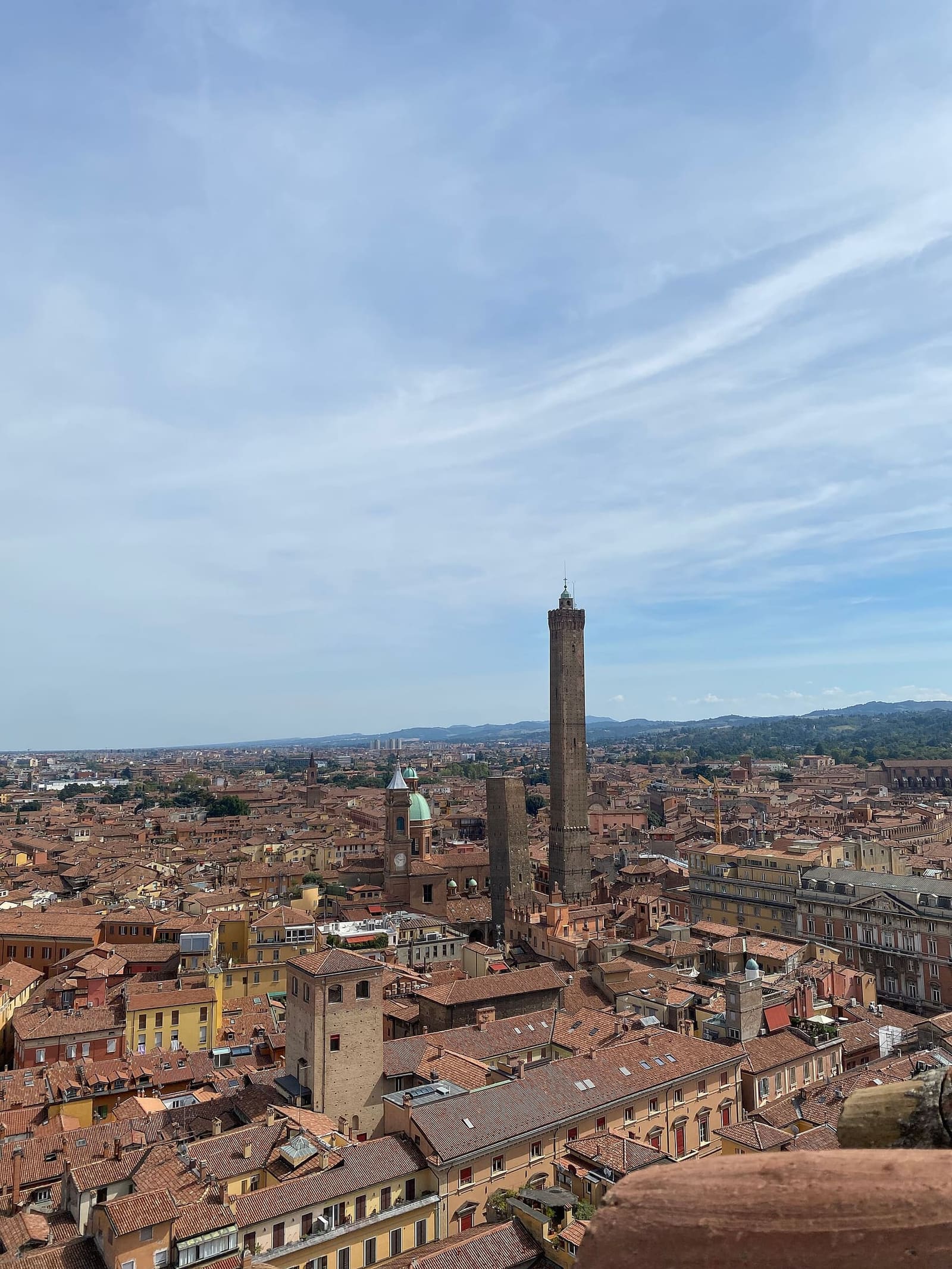 i tetti di Bologna e la torre degli Asinelli visti dall'alto di Palazzo d'Accursio