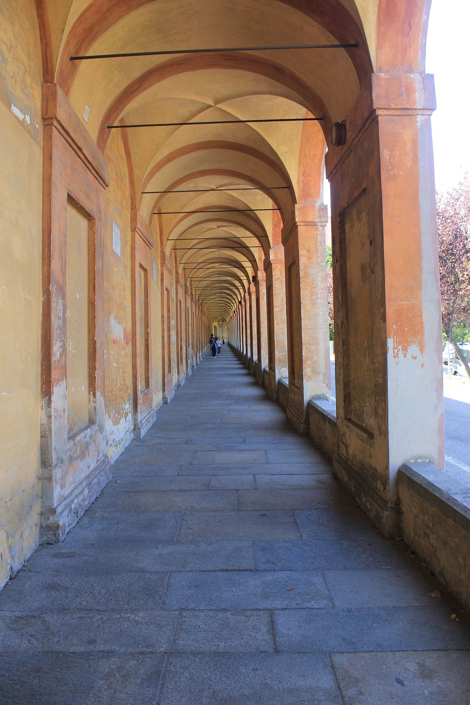 dentro il portico di San Luca, che sale da Porta Saragozza fino al santuario