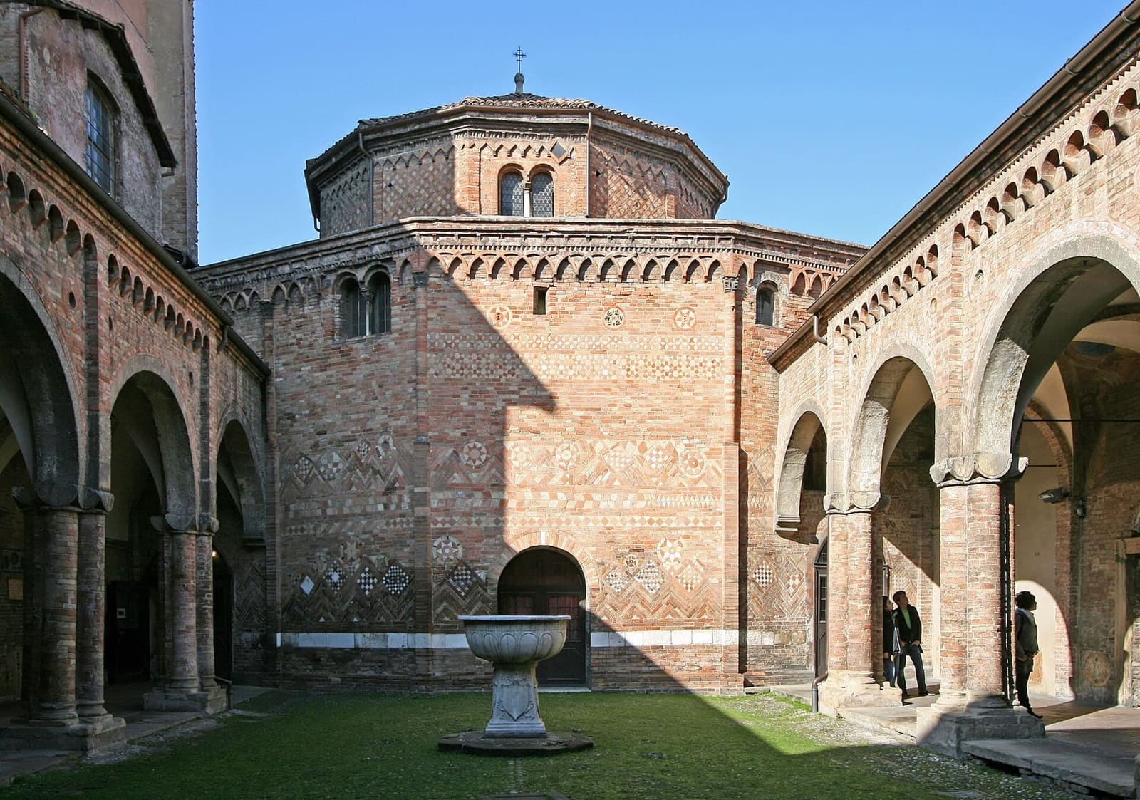 il cortile di Pilato, con la chiesa del Santo Sepolcro e il catino di pietra al centro