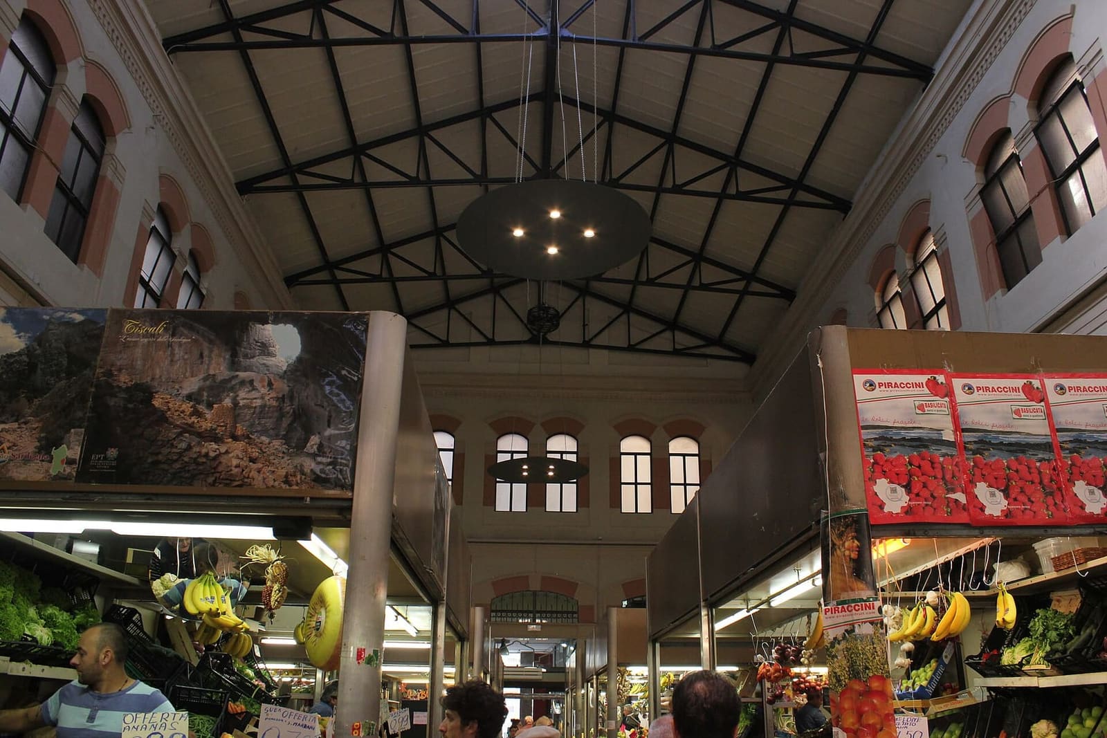dentro il Mercato delle Erbe, i banchi della frutta sotto la tettoia di ferro
