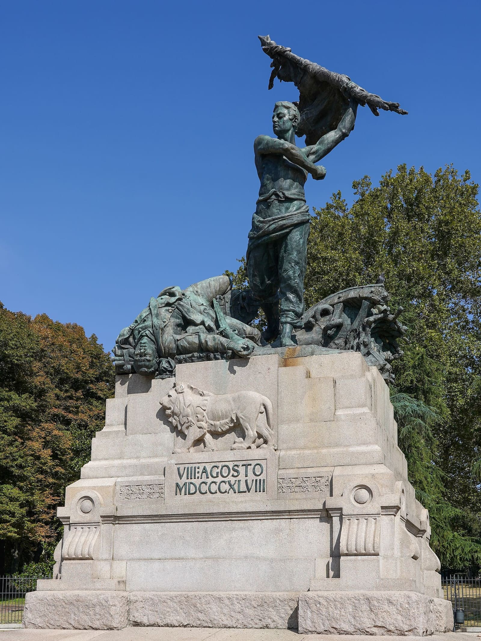 il monumento ai caduti dell'8 agosto 1848 nel parco della Montagnola