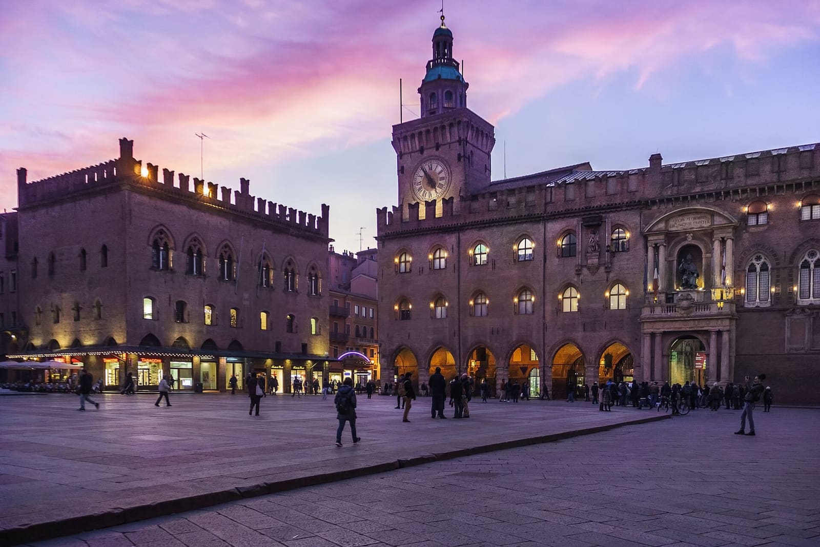 il Palazzo d'Accursio con la Torre dell'Orologio al tramonto, in dicembre