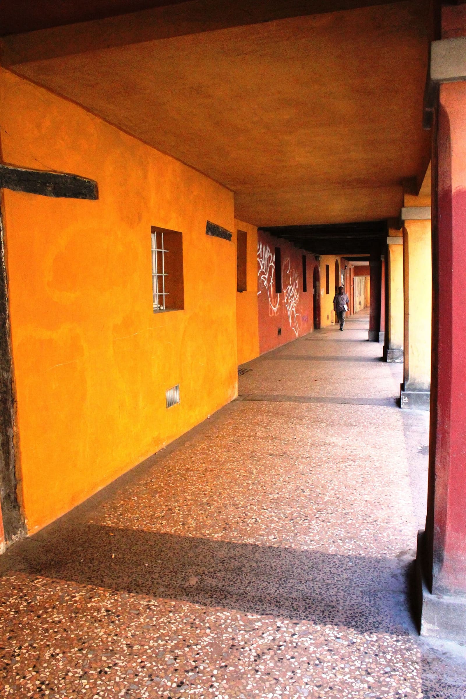 il portico di via Santa Caterina, con il muro intonacato di arancione