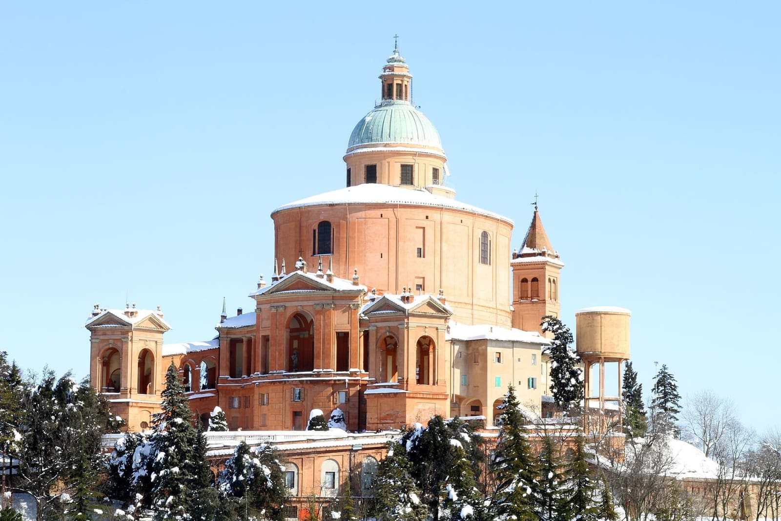 il santuario della Madonna di San Luca sotto la neve, nel febbraio 2013