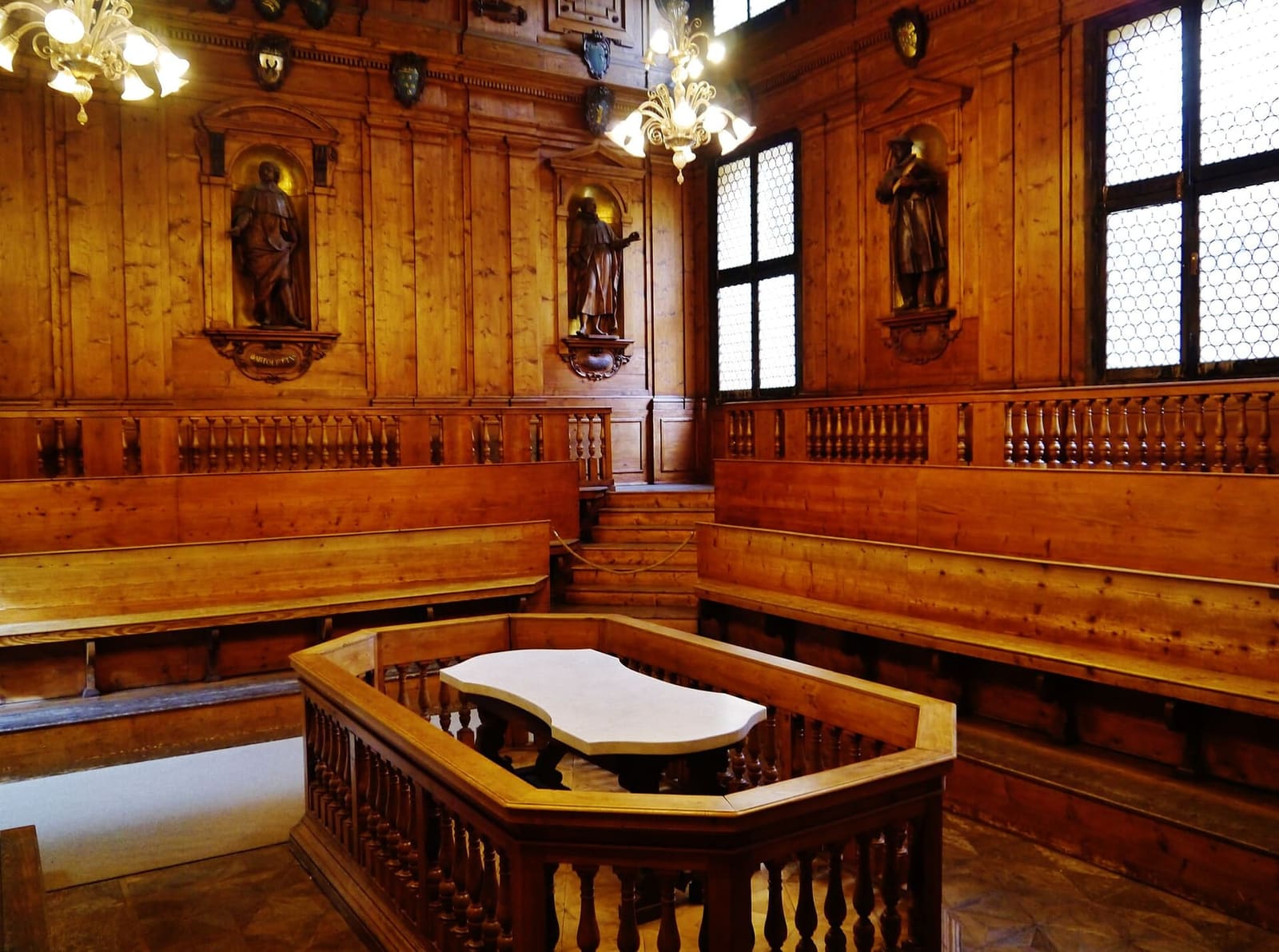 il Teatro Anatomico dell'Archiginnasio, tutto in legno, con il tavolo di marmo al centro