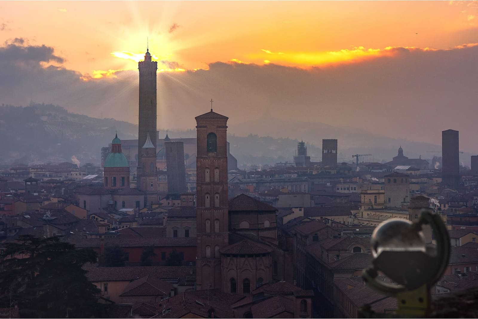 un tramonto di gennaio sulle torri e sui colli, visto dalla Specola di Palazzo Poggi nel 2019