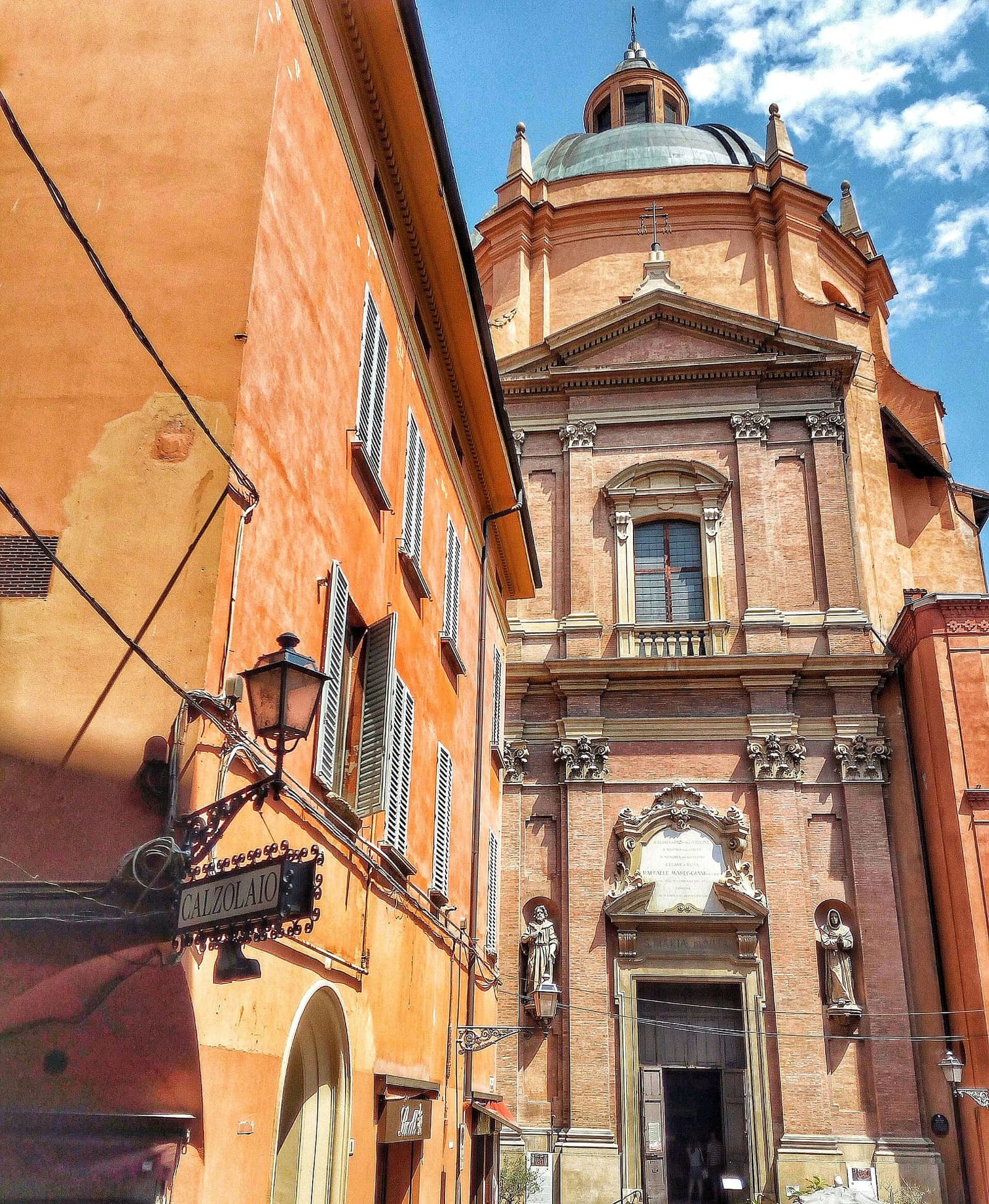 la facciata del santuario di Santa Maria della Vita, a due passi da piazza Maggiore
