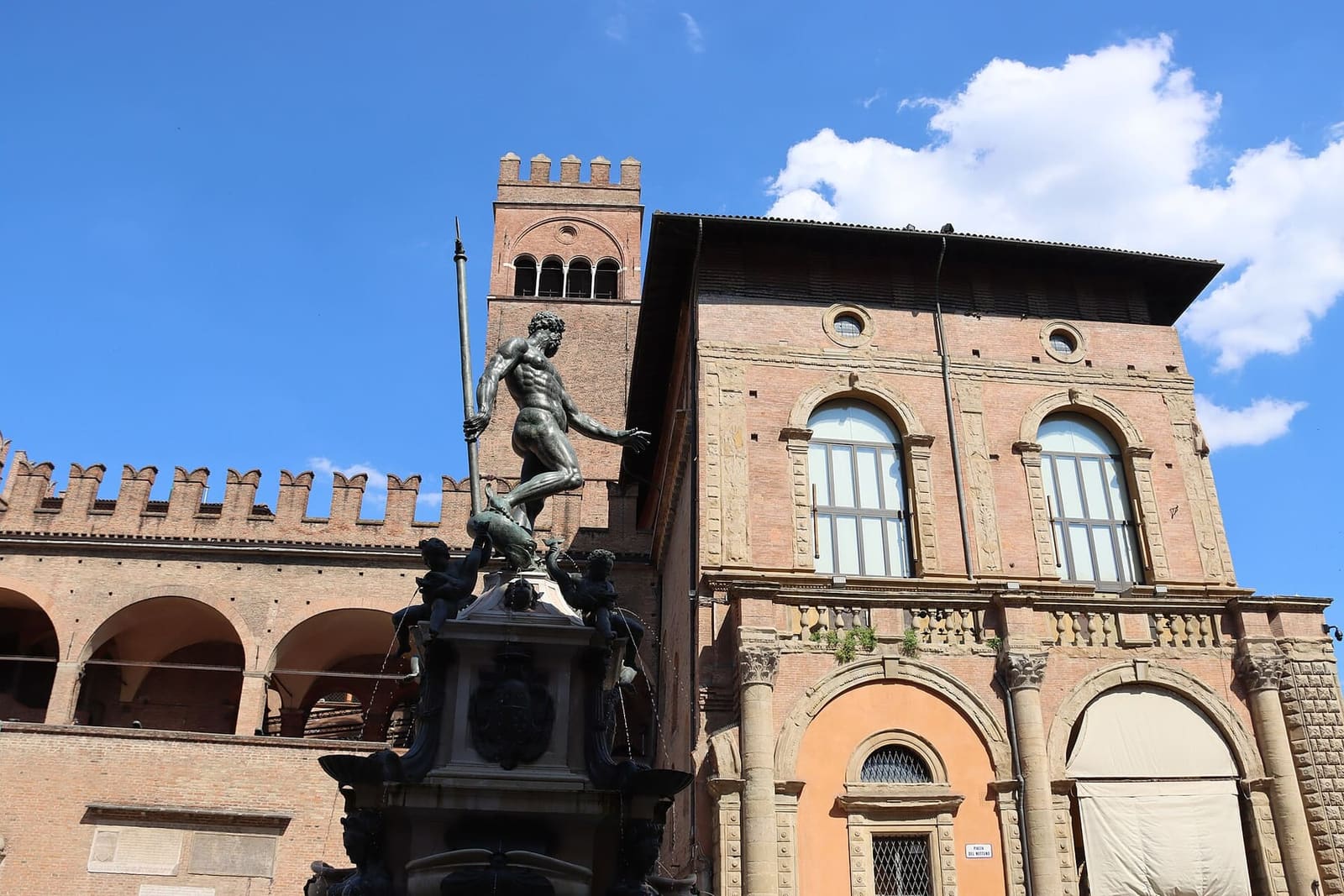 la fontana del Nettuno del Giambologna, il Gigante dei bolognesi, in piazza del Nettuno
