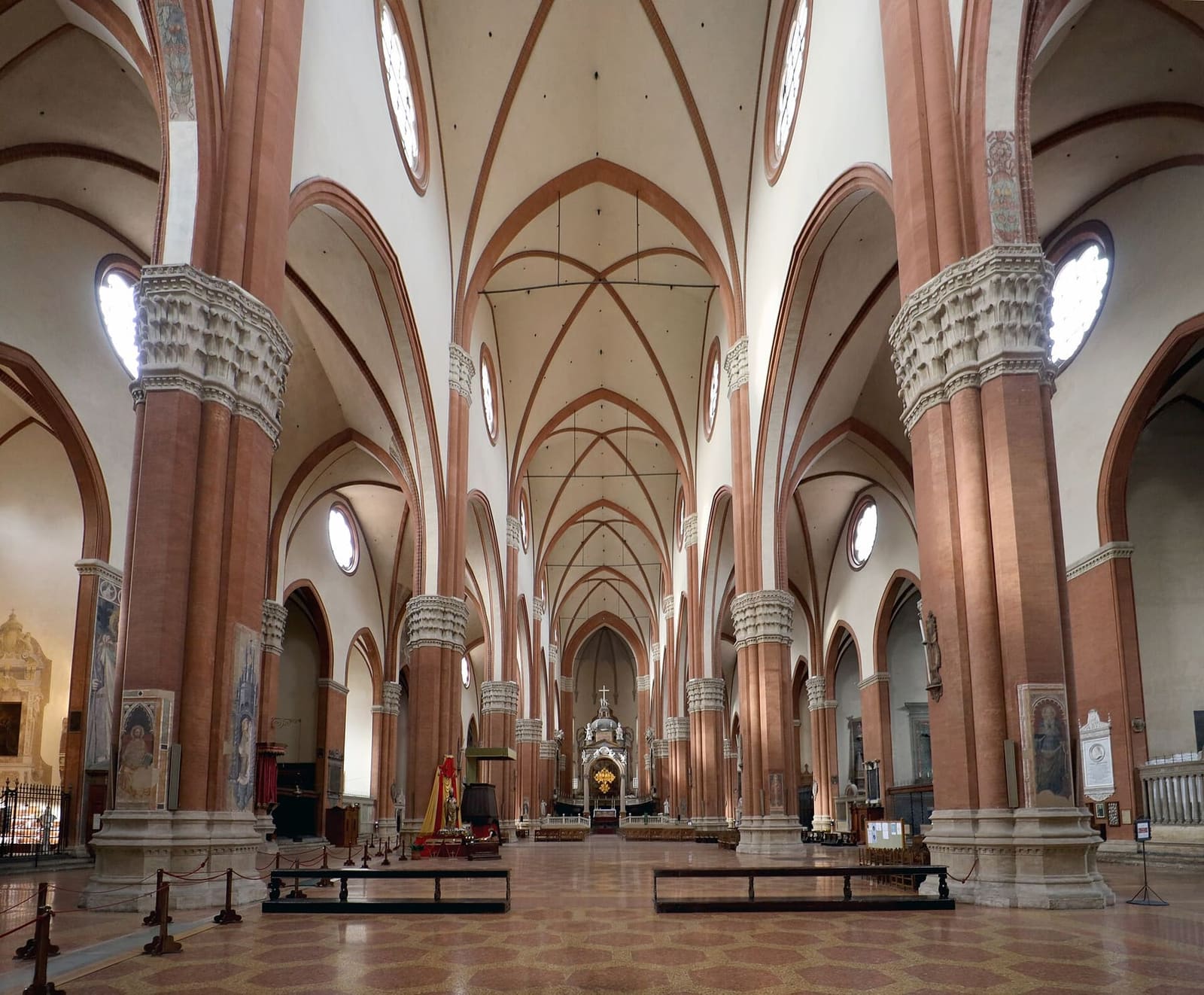 la navata centrale di San Petronio, con le volte gotiche e i pilastri in mattoni
