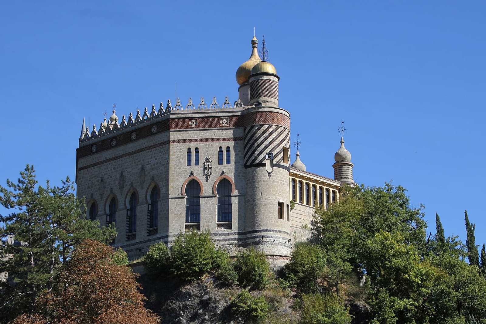 la Rocchetta Mattei sulla rupe di Savignano, con le sue cupole a cipolla