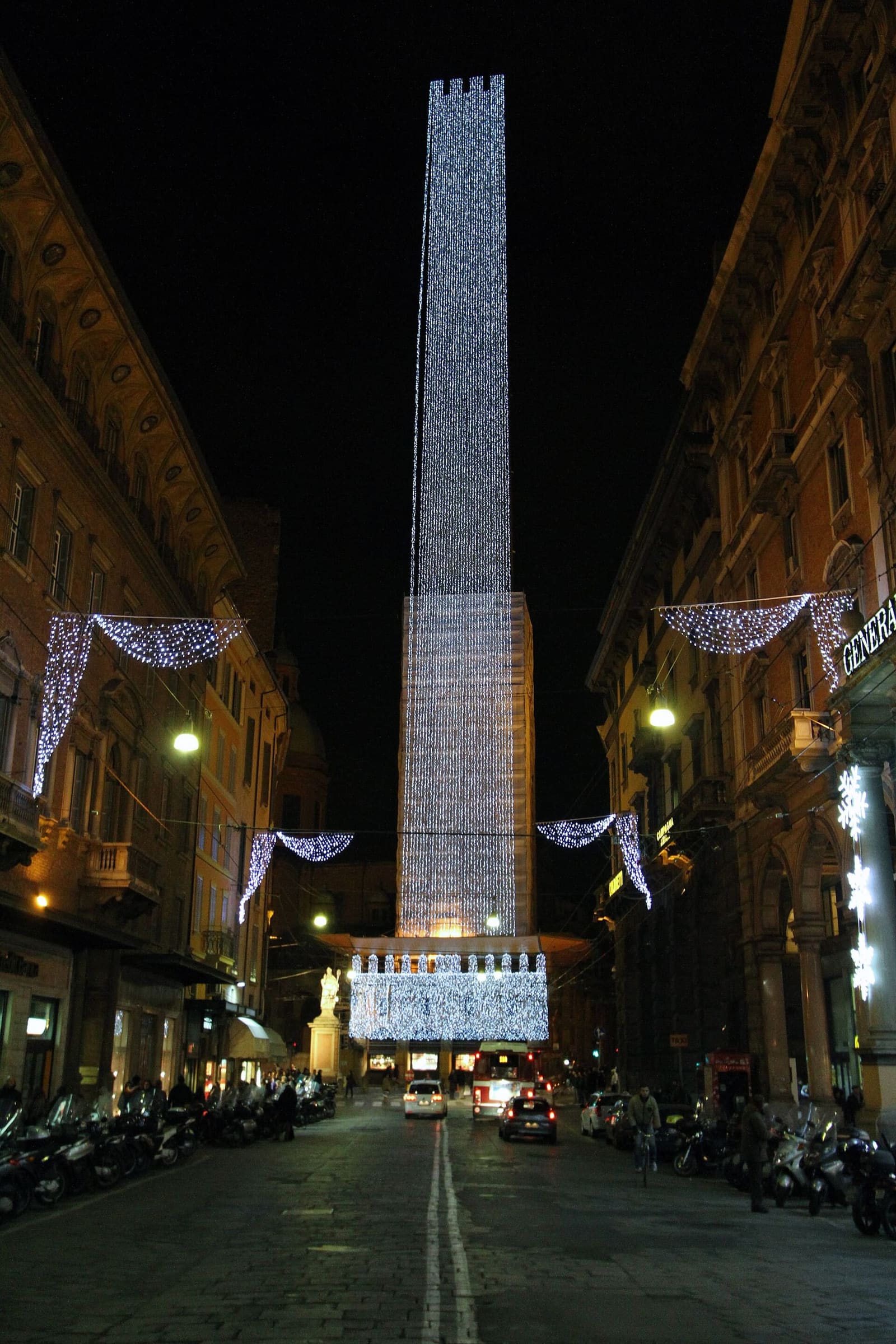 la torre degli Asinelli con le luci di Natale del 2011, in fondo a via Rizzoli
