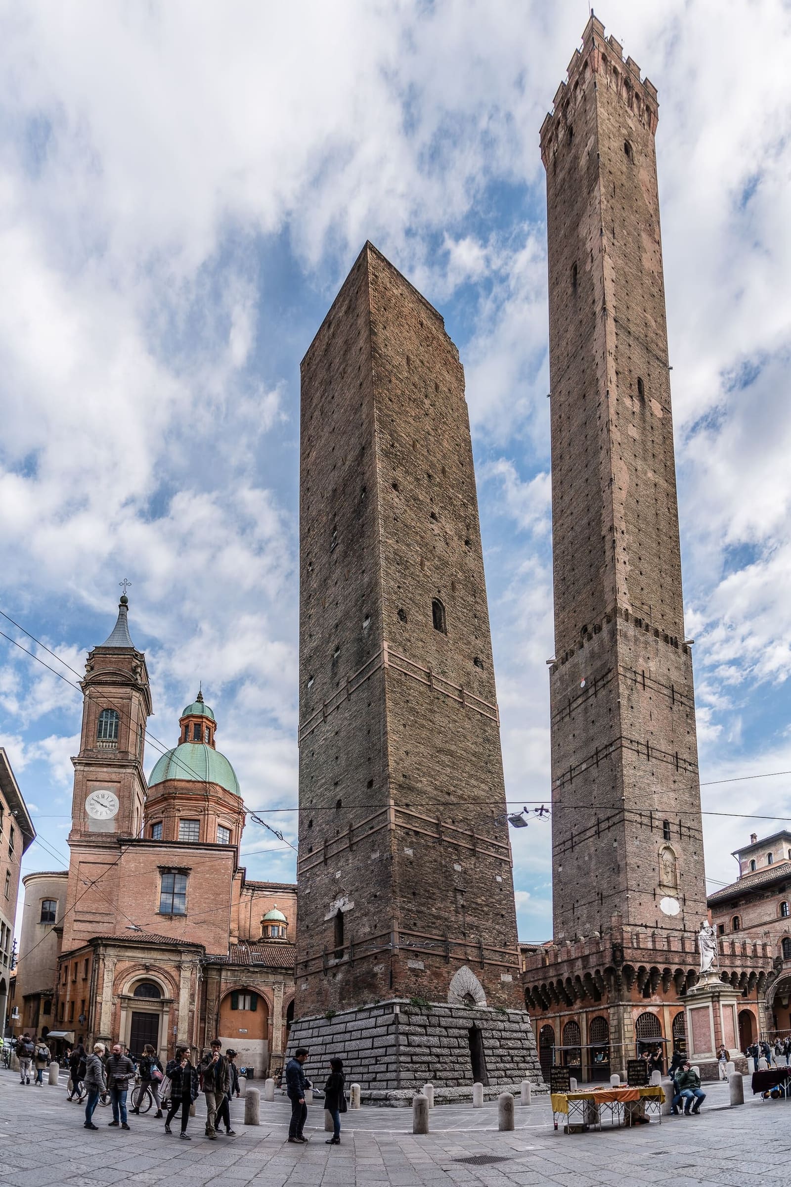 le Due Torri, Garisenda e Asinelli, nel 2017, prima della chiusura e del cantiere della Garisenda