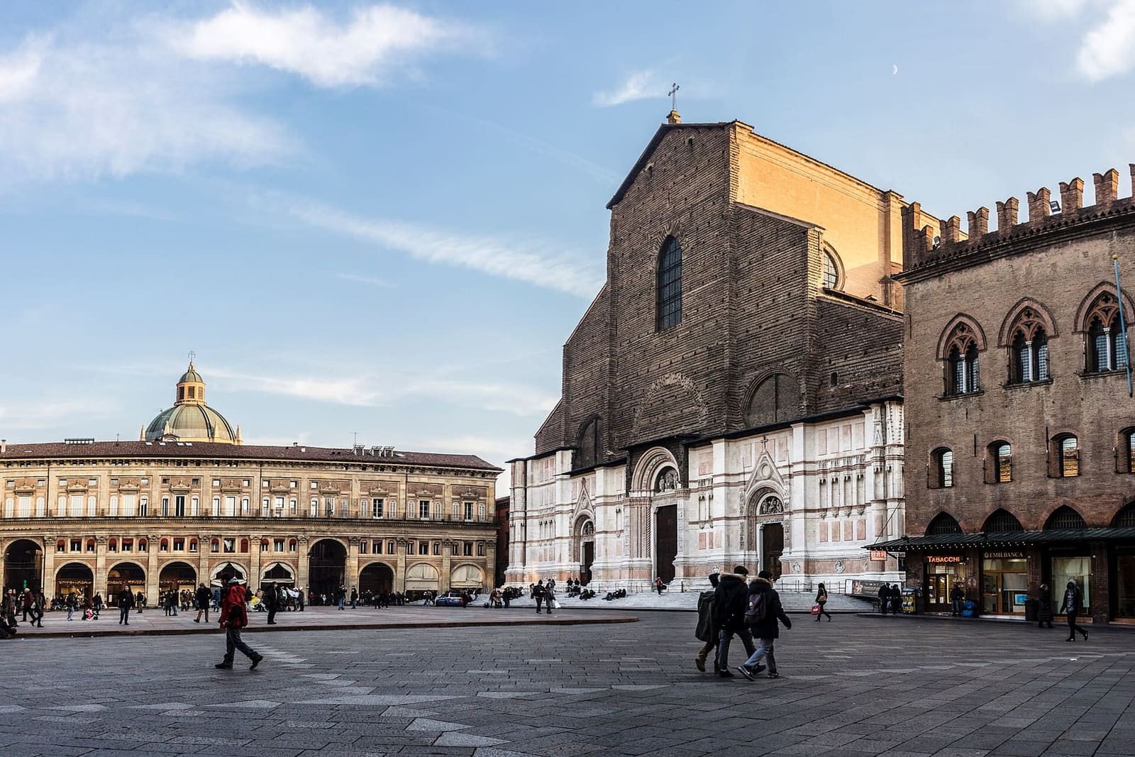 piazza Maggiore in un pomeriggio di dicembre, con San Petronio, il Palazzo dei Notai e il Palazzo dei Banchi