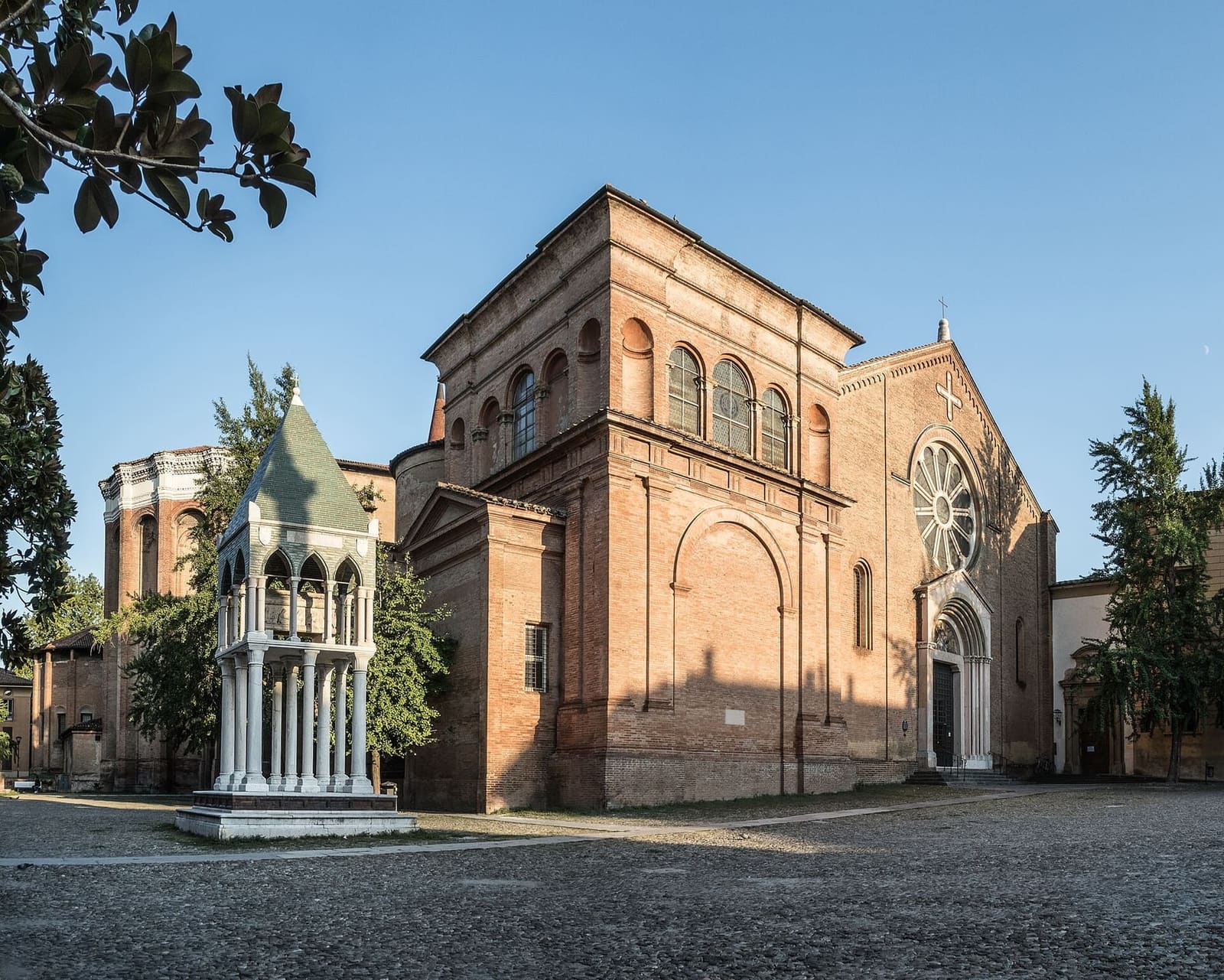 piazza San Domenico con la basilica e la tomba di Rolandino de' Passeggeri