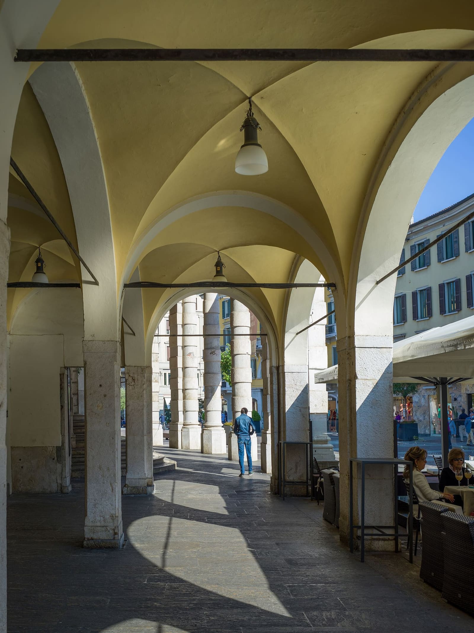 i portici di corso Zanardelli, con le volte gialle e i lampioni