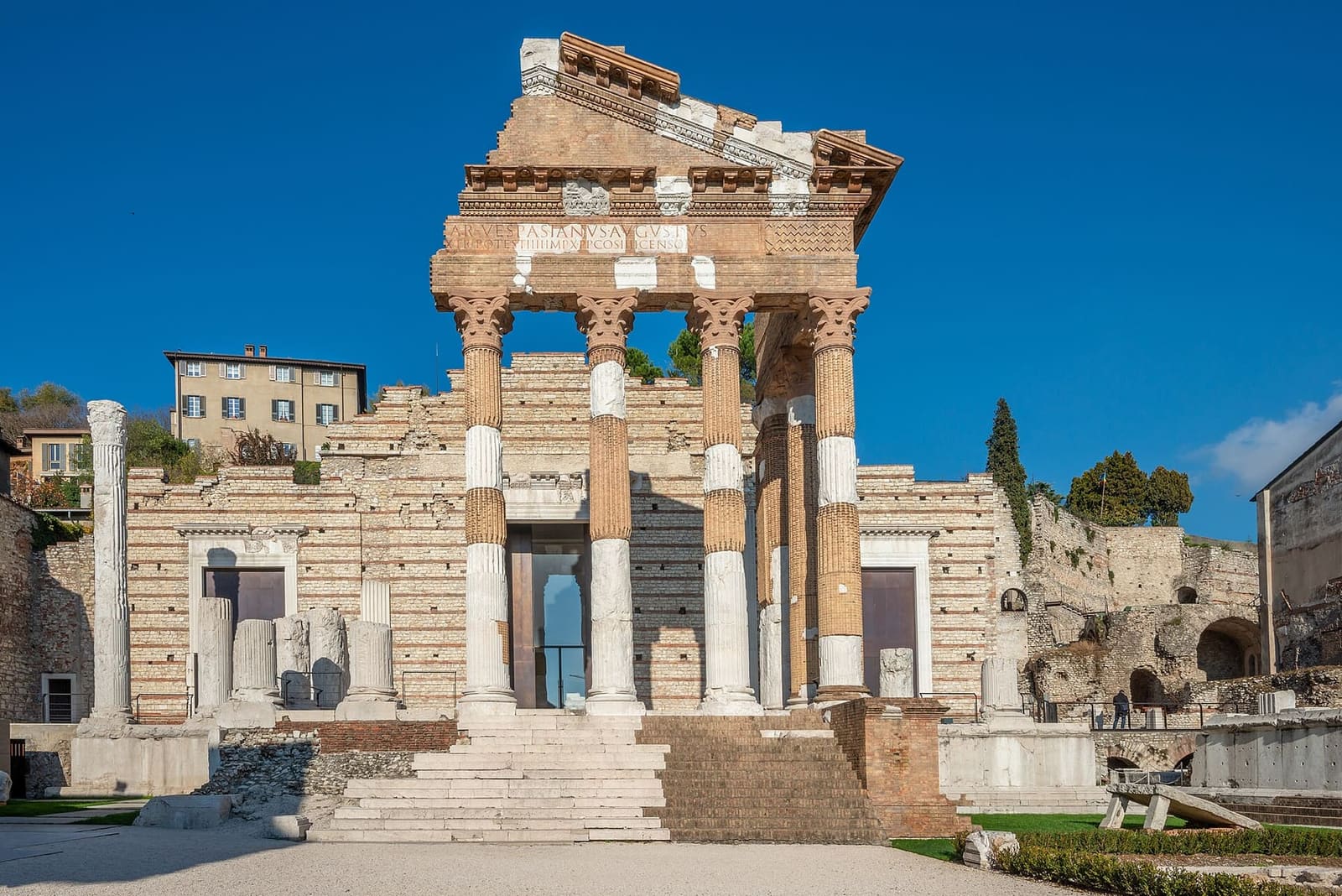 il Capitolium di Vespasiano con le colonne del pronao e la scalinata, sopra piazza del Foro
