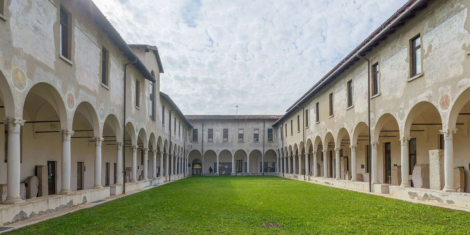 il chiostro settentrionale del monastero di Santa Giulia, con il prato in mezzo ai portici