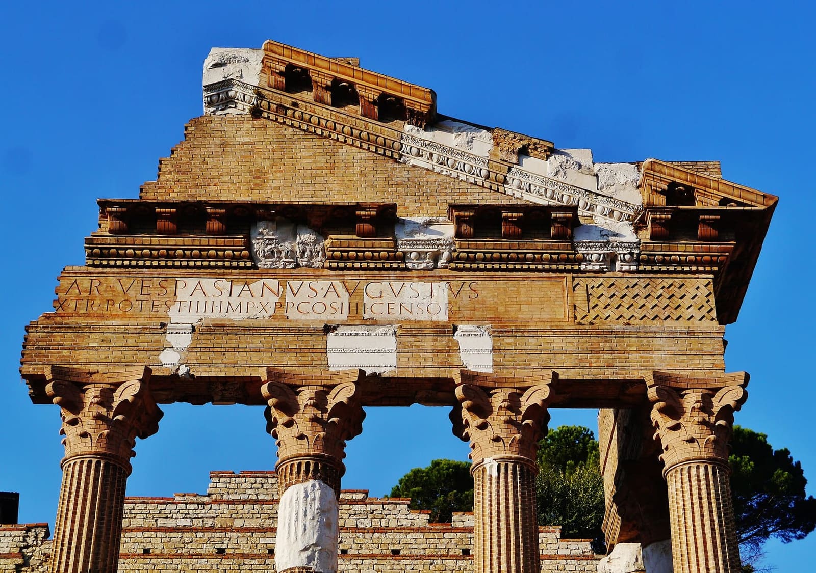 il frontone del Capitolium con l'iscrizione che porta il nome dell'imperatore Vespasiano