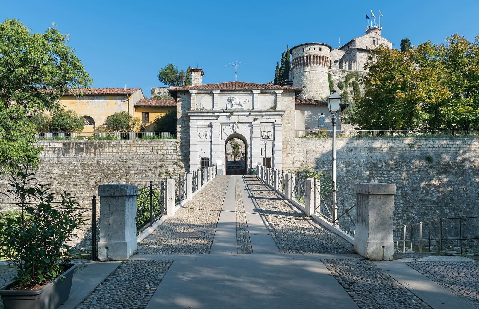 il ponte che porta all'ingresso del Castello, con la porta e il mastio in alto