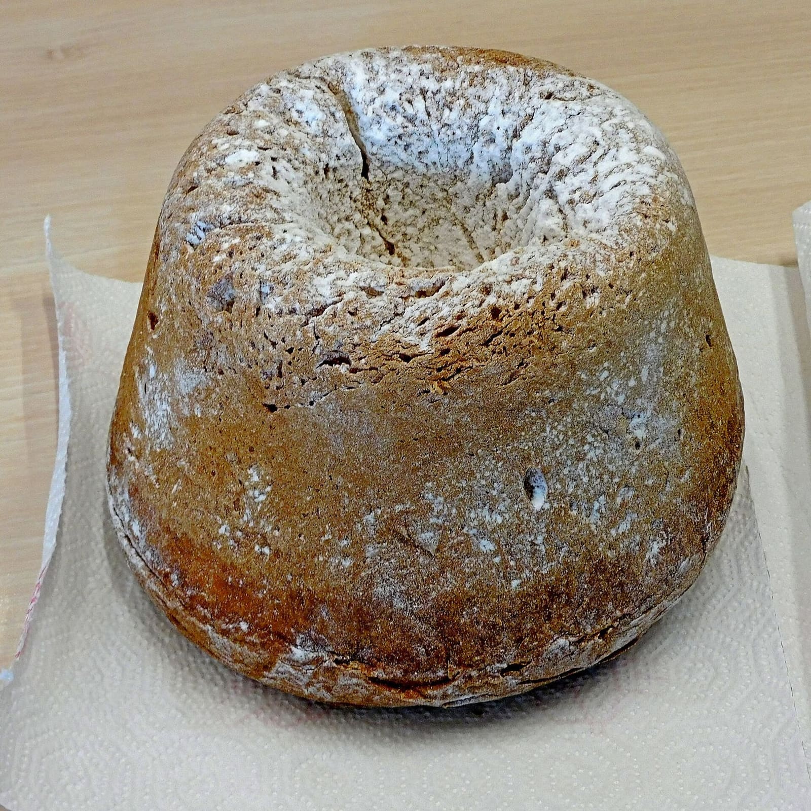 una bossolà, la ciambella lievitata bresciana, coperta di zucchero a velo