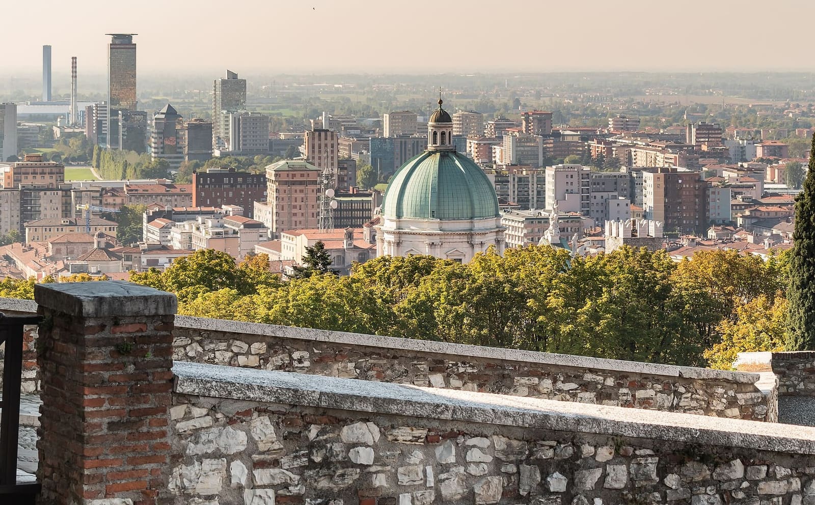 la città vista dalle mura del Castello, con la cupola del Duomo Nuovo e i palazzi alti dietro