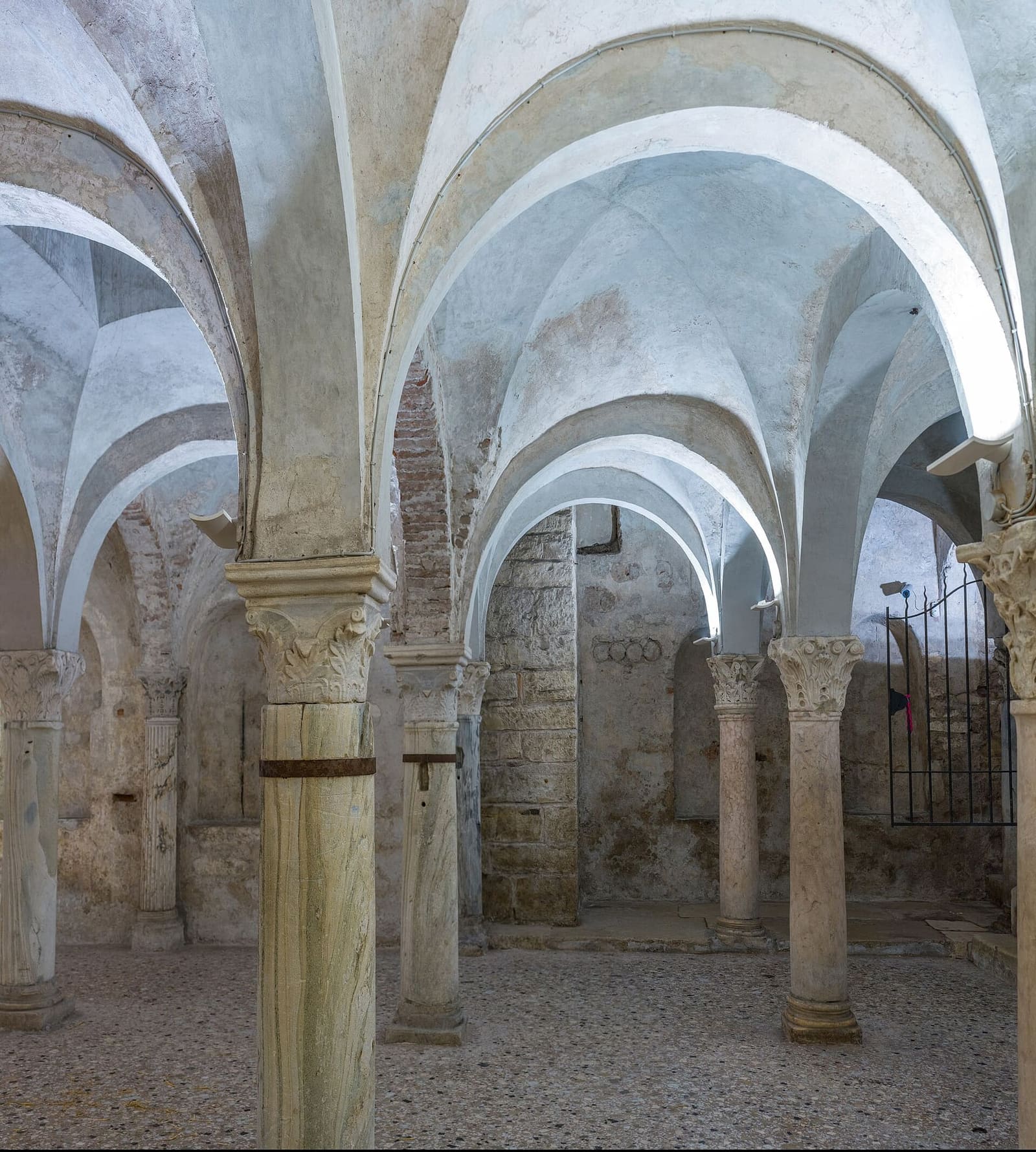 le volte e le colonne della cripta di San Filastrio, sotto il Duomo Vecchio